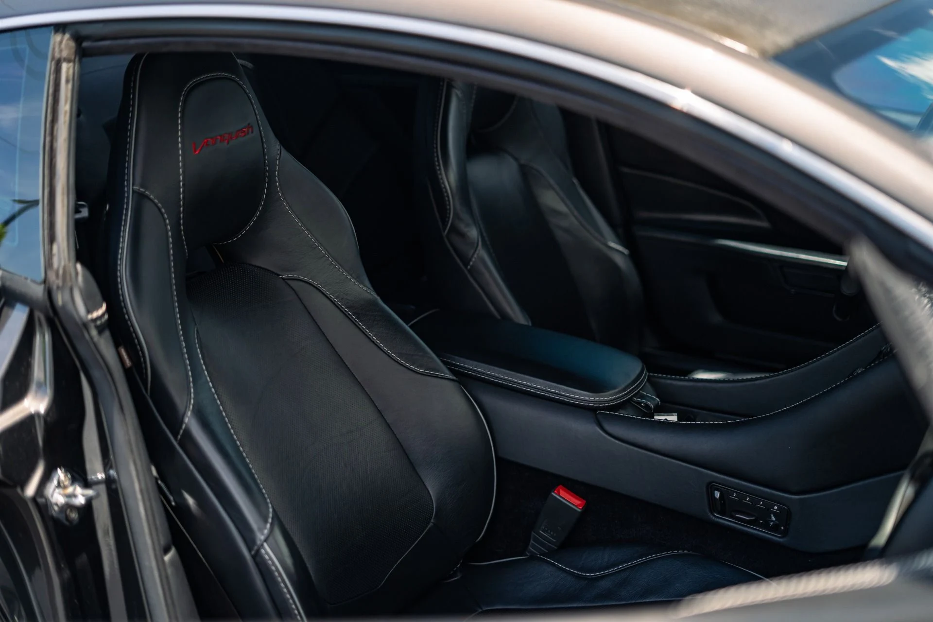 mph013_531368150_Used_2014_Aston_Martin_Vanquish_Carbon_Exterior_Package_1782856043_dfa78170c7