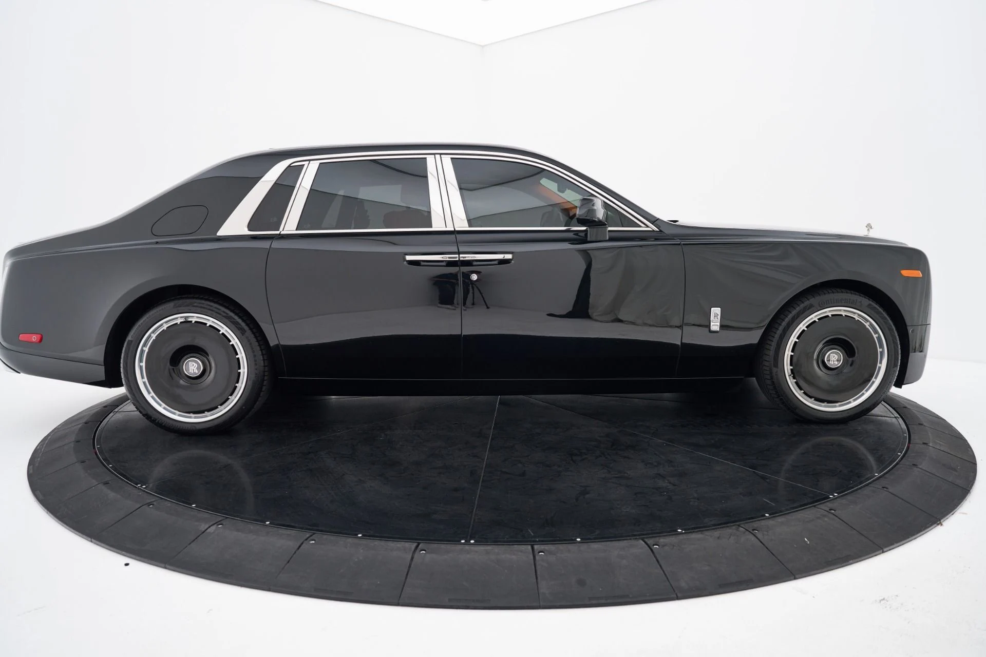 mph013_533156141_Used_2026_Rolls_Royce_Phantom_Base_1792609416_776771c5ee