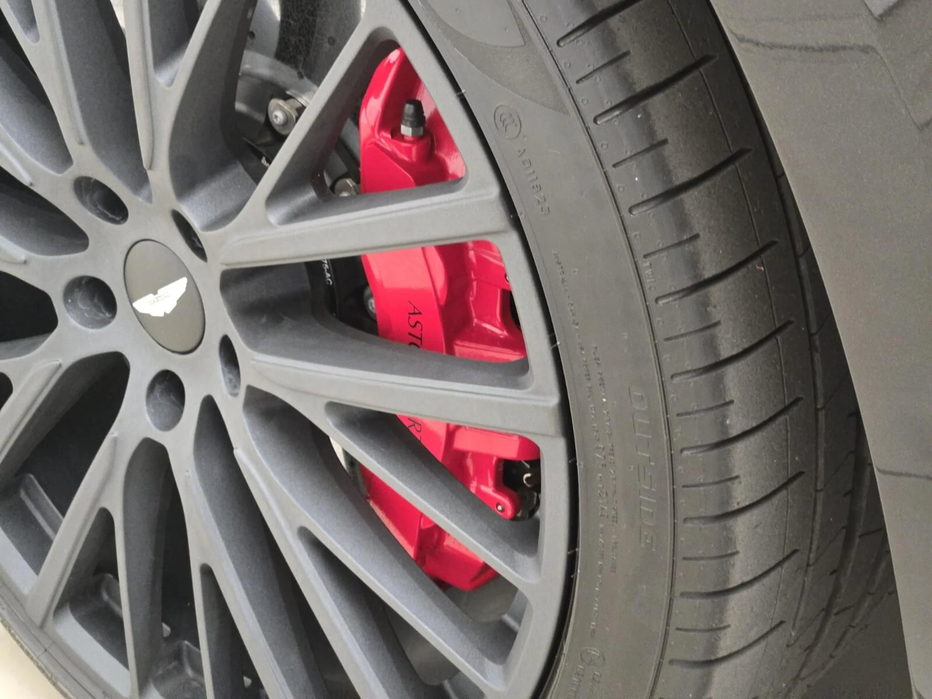 mph013_550268955_Used_2023_Aston_Martin_DBX_707_1777354908_dff30d9b4b