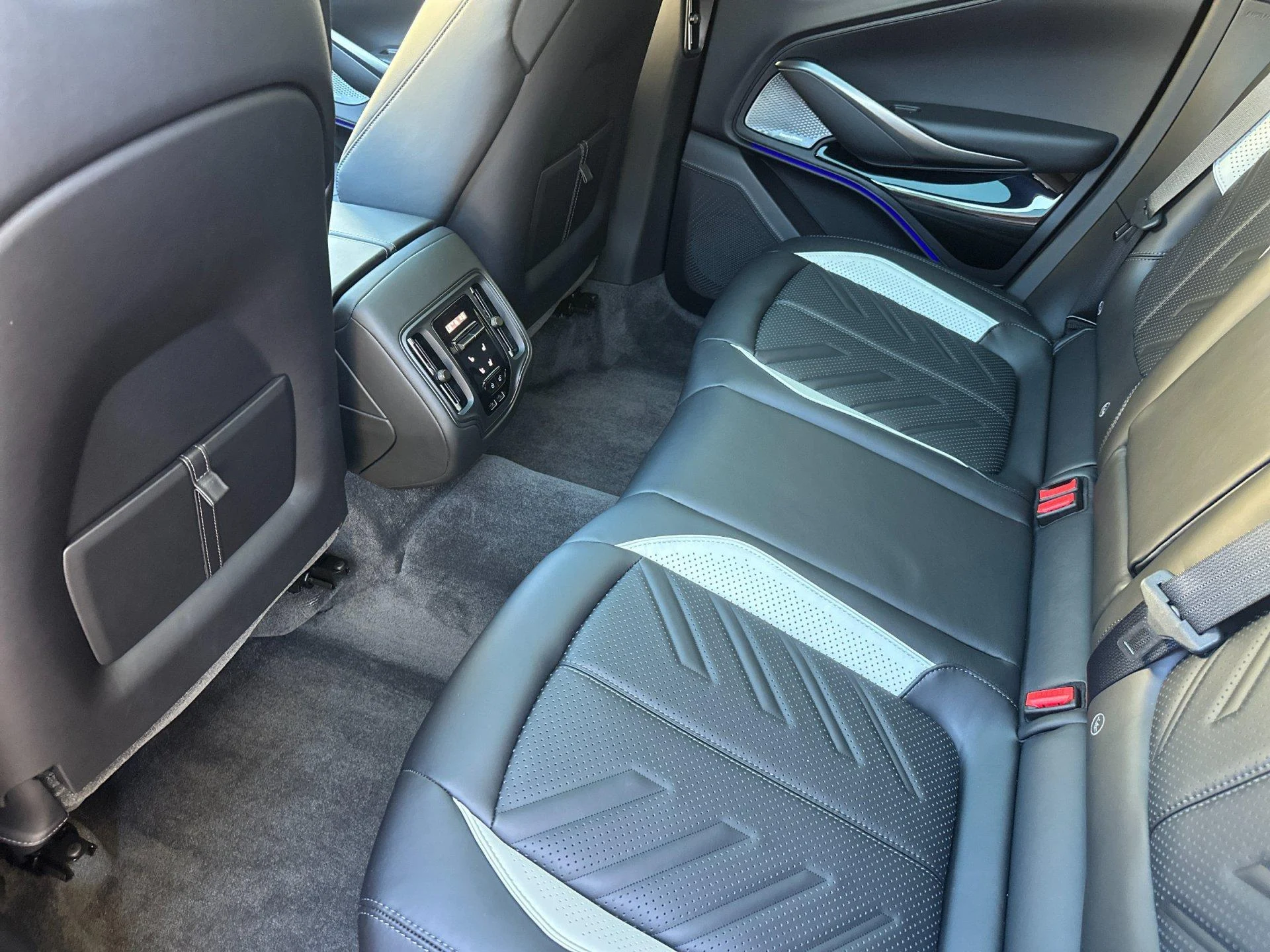 mph013_555625098_New_2026_Aston_Martin_DBX_S_1790736455_758d7d90e7