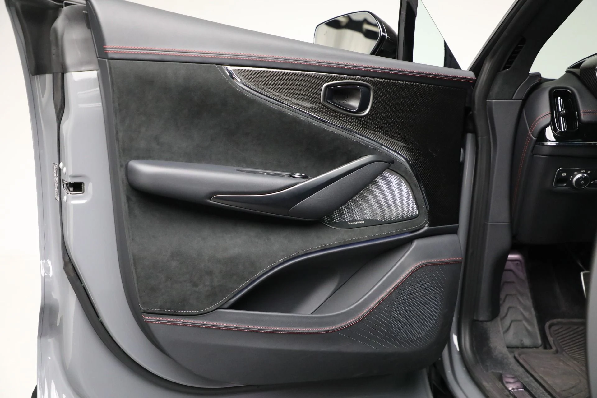 mph013_577854056_New_2025_Aston_Martin_DBX_707_20e06ad294