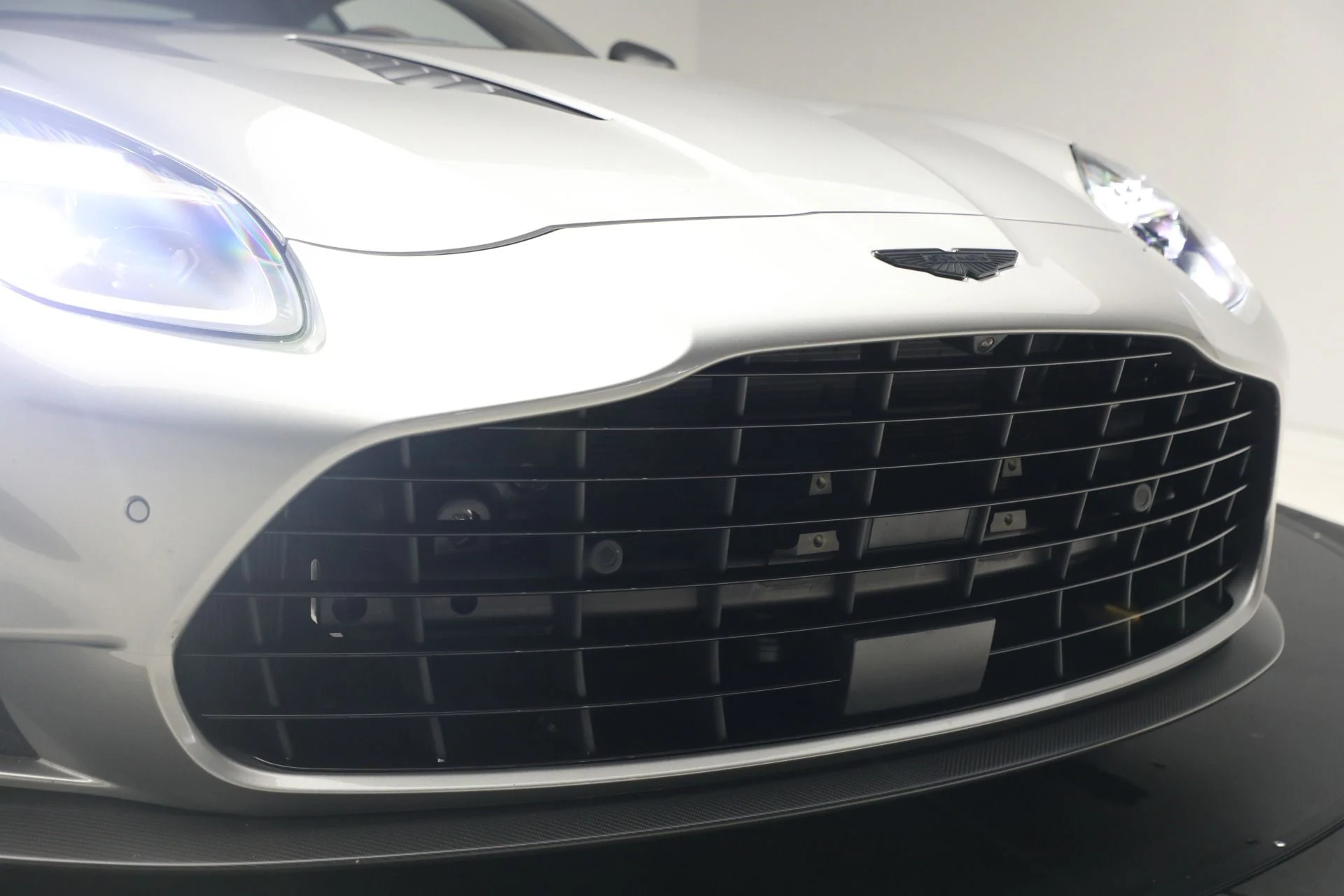 mph013_578590521_Used_2025_Aston_Martin_Vanquish_1791232652_7edf67bca3