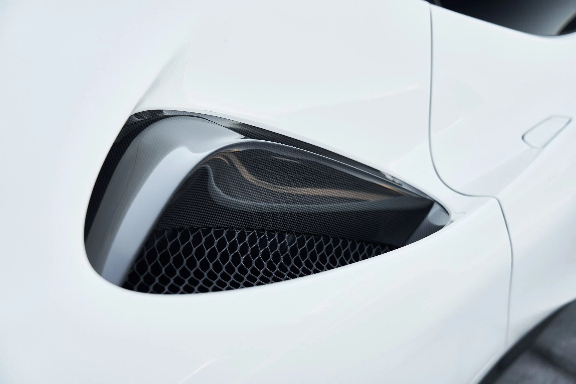 mph013_584464629_Used_2023_Ferrari_SF_90_Stradale_Base_1762650931_bc69f54964