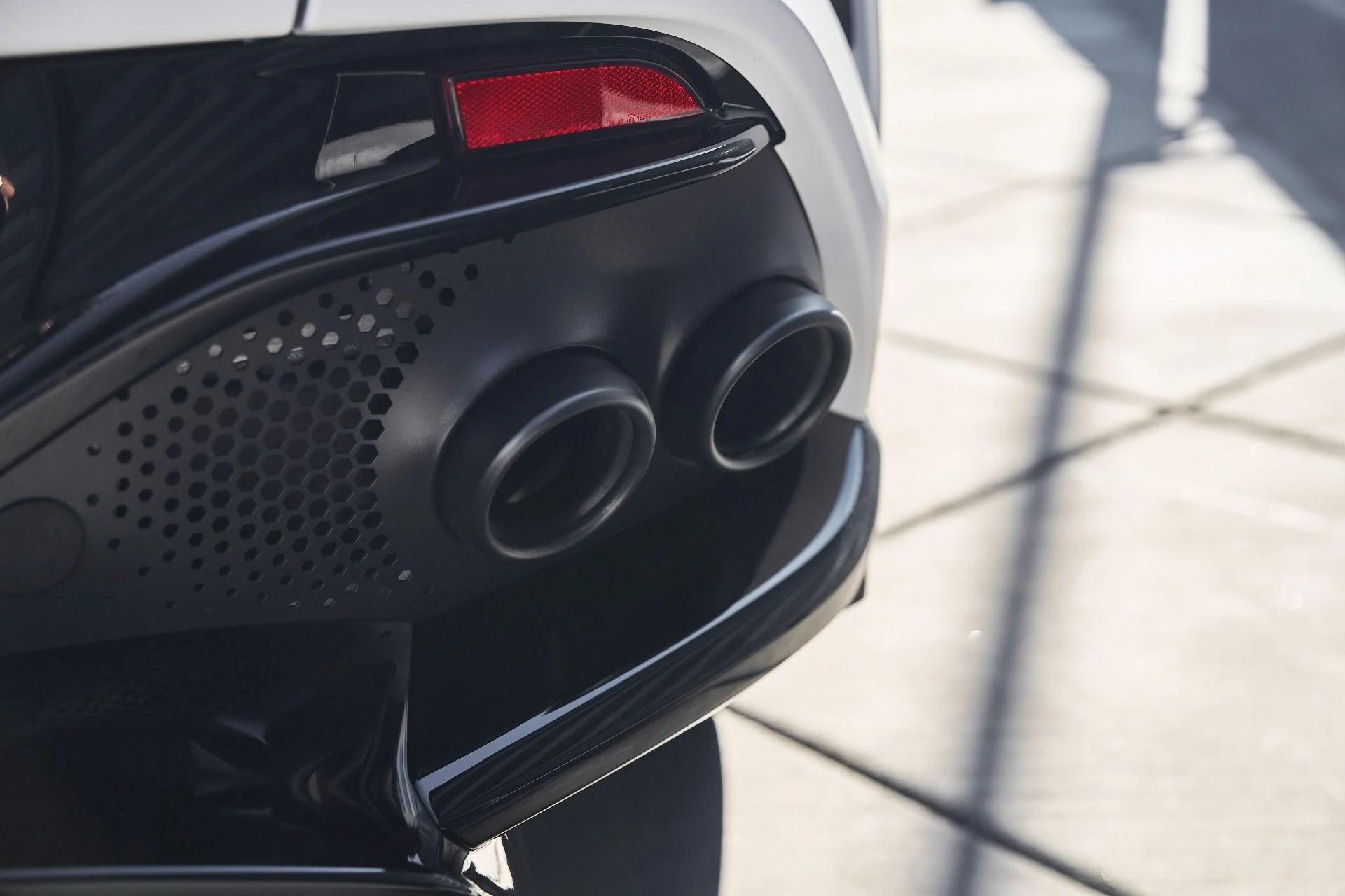 mph013_584928560_Used_2025_Aston_Martin_DBX_707_1767063145_037e1c3220