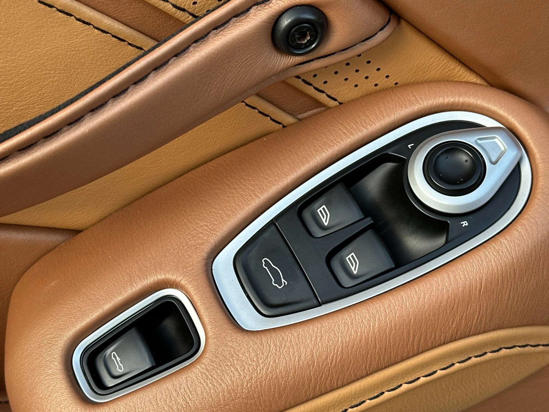 mph013_586220037_Used_2021_Aston_Martin_Vantage_1764949775_1206472a64