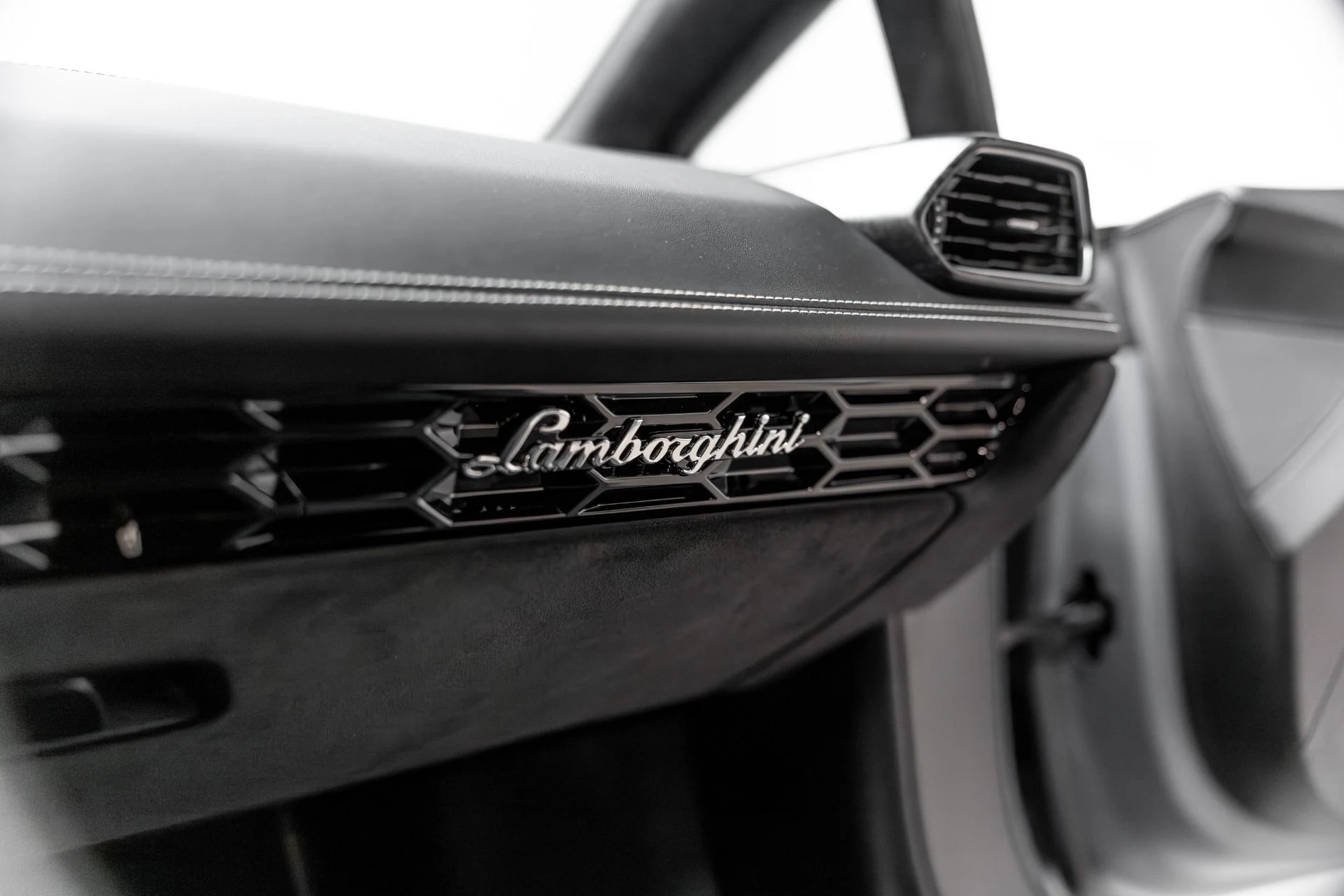 mph013_664722636_Used_2017_Lamborghini_Huracan_1765410503_5cb72b11bb