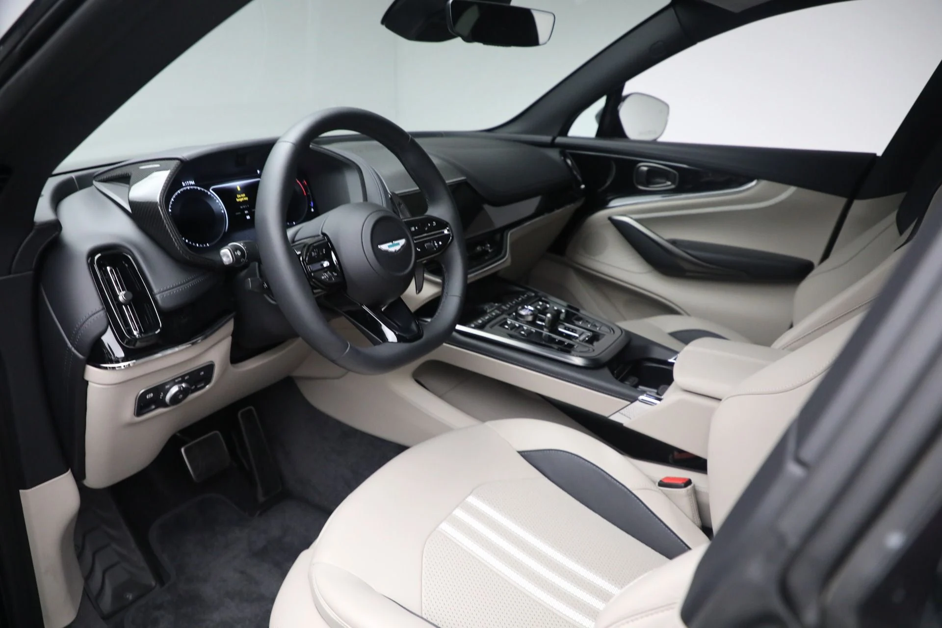 mph013_687675979_New_2025_Aston_Martin_DBX_707_ceefb5668a