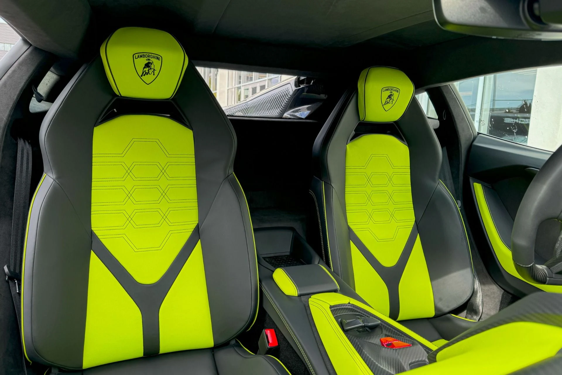 mph013_69038309_Used_2024_Lamborghini_Revuelto_1741338657_d16a9c2459