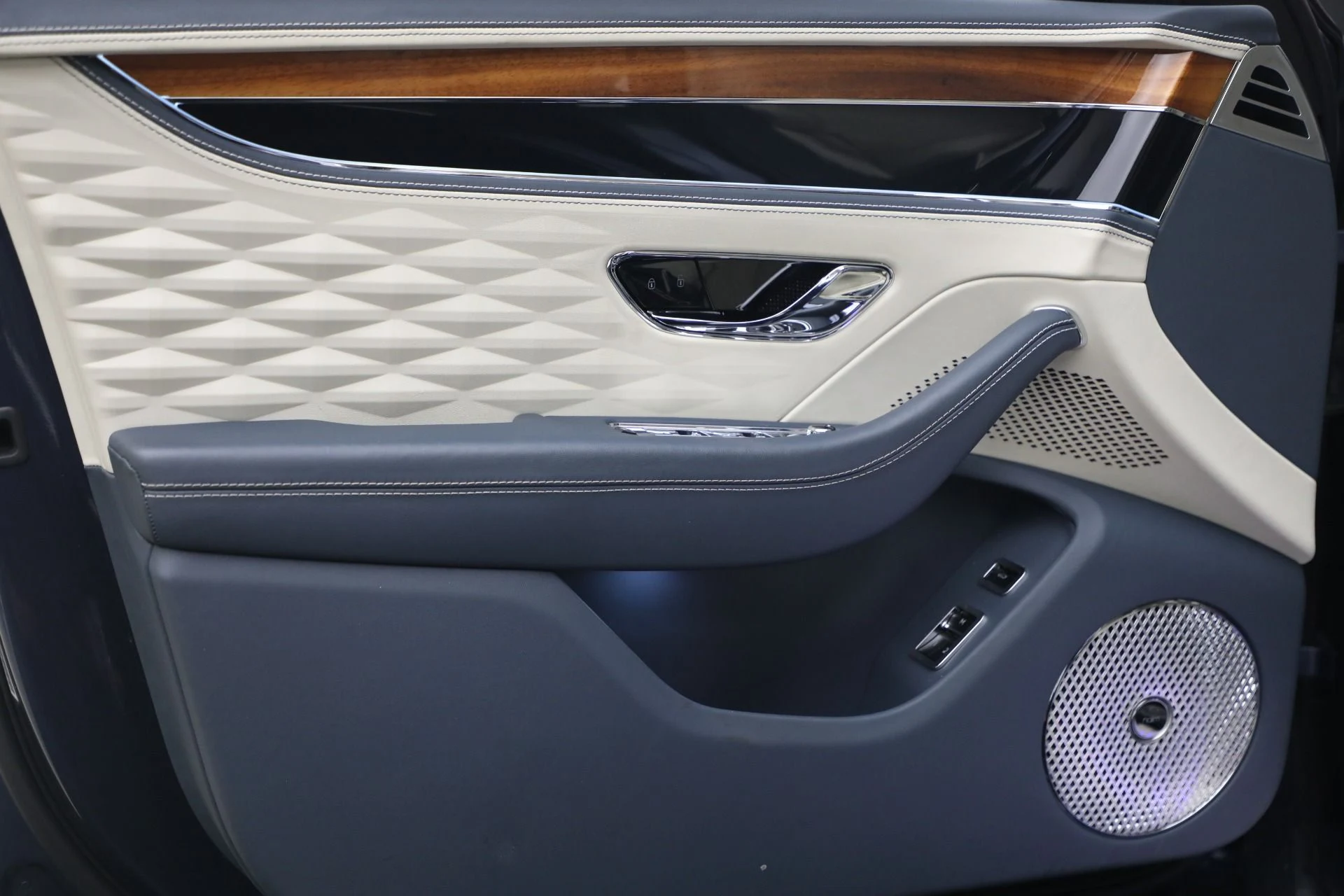 mph013_695679055_Used_2020_Bentley_Flying_Spur_W12_1770077960_4e984f7588