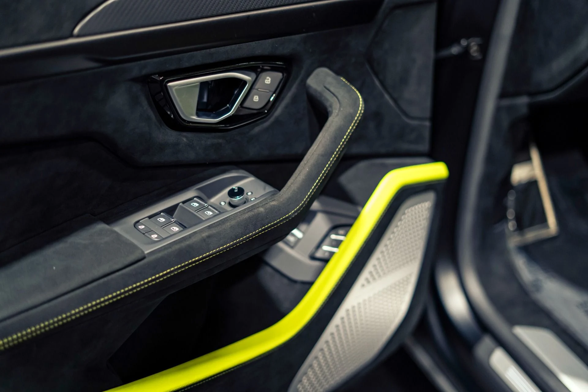mph013_710750957_Used_2023_Lamborghini_Urus_Performante_1780414144_73c7cbbe58