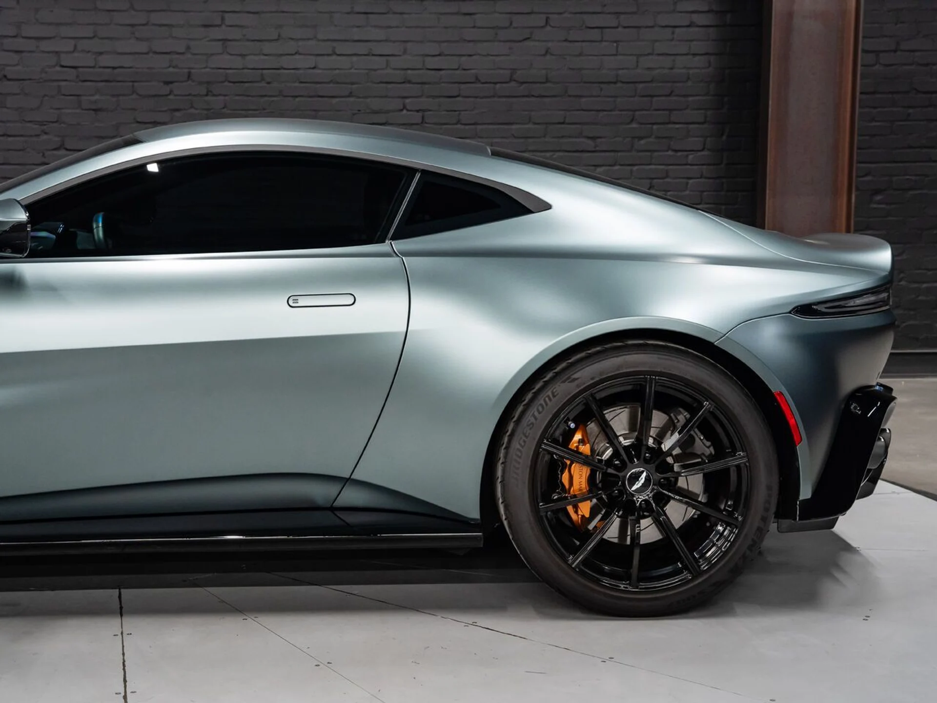 mph013_738707913_aston_martin_vantage_2020_c00a90ce7c