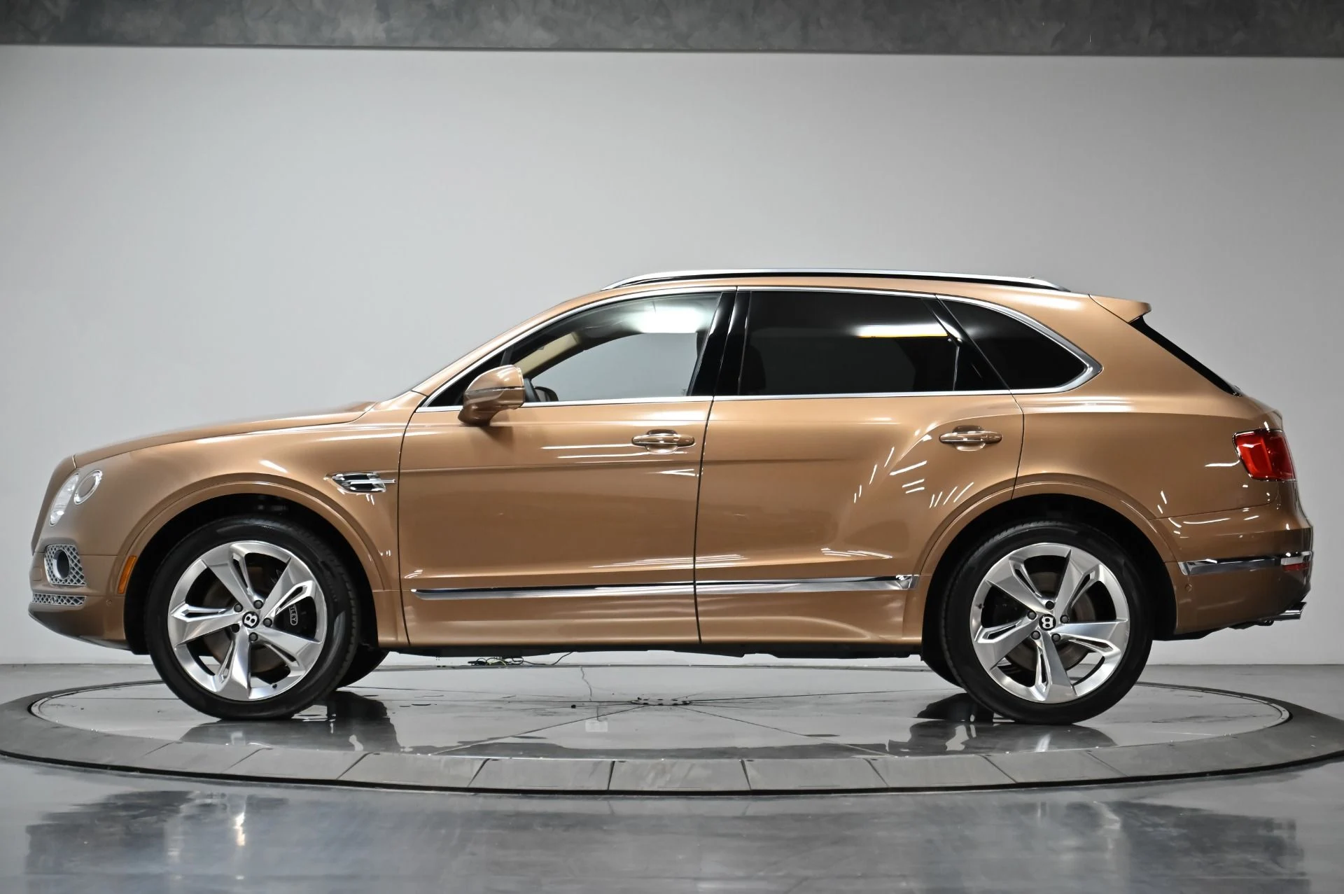 mph013_75205651_Used_2017_Bentley_Bentayga_W12_1759876449_15d9e4f2ec