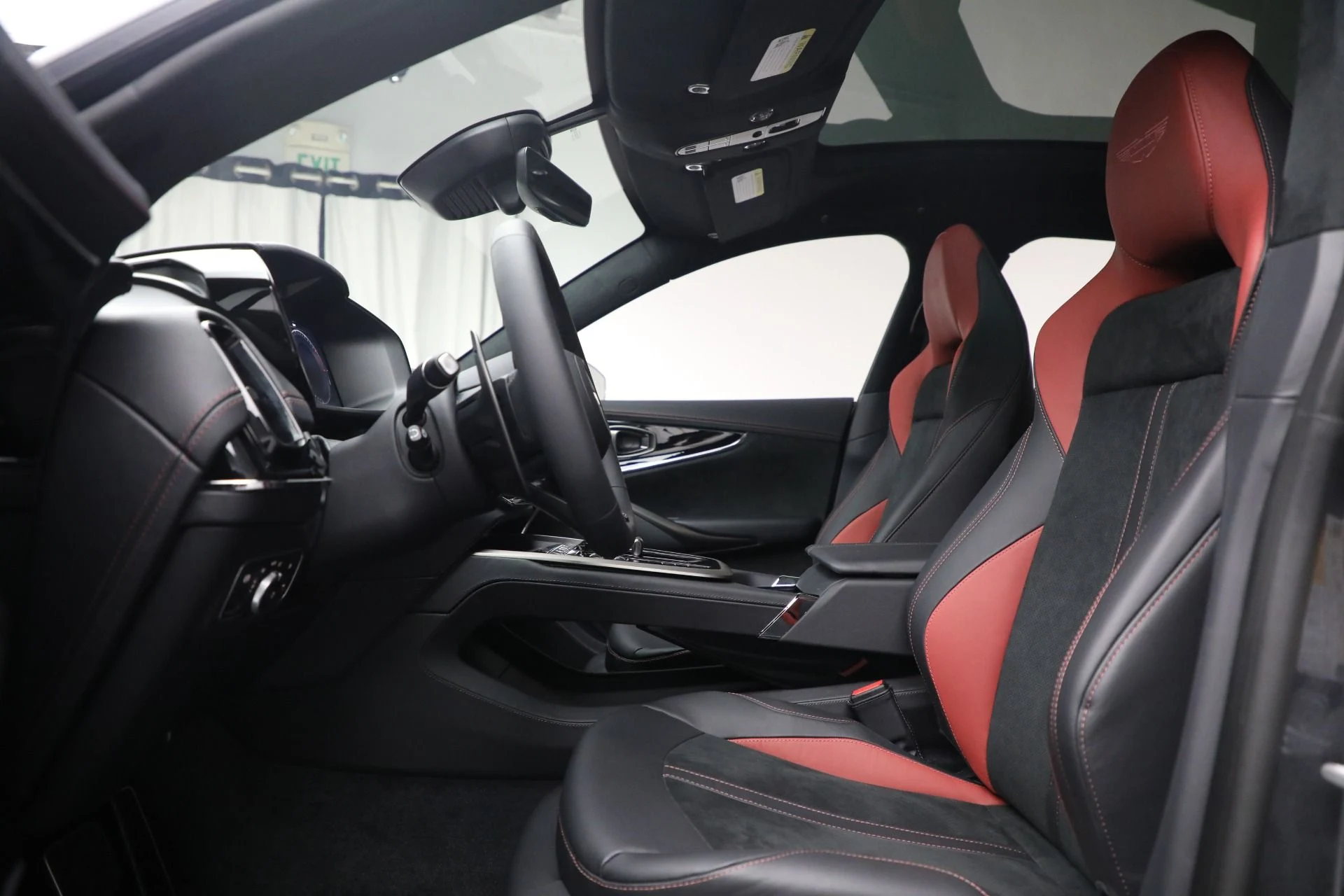 mph013_754589608_New_2025_Aston_Martin_DBX_707_707_3537d5a69c