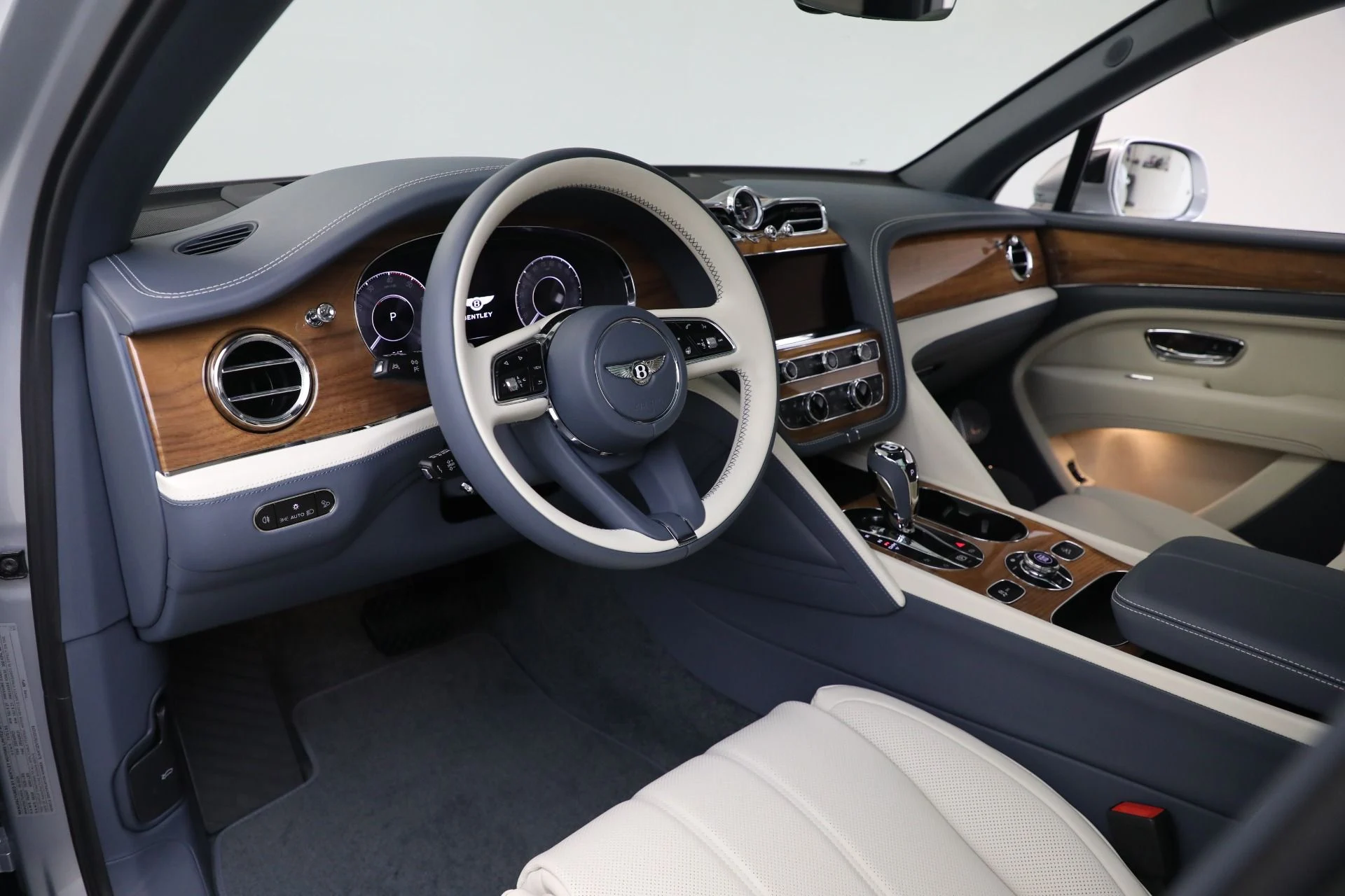 mph013_768073808_New_2025_Bentley_Bentayga_EWB_V8_9b2f470f84