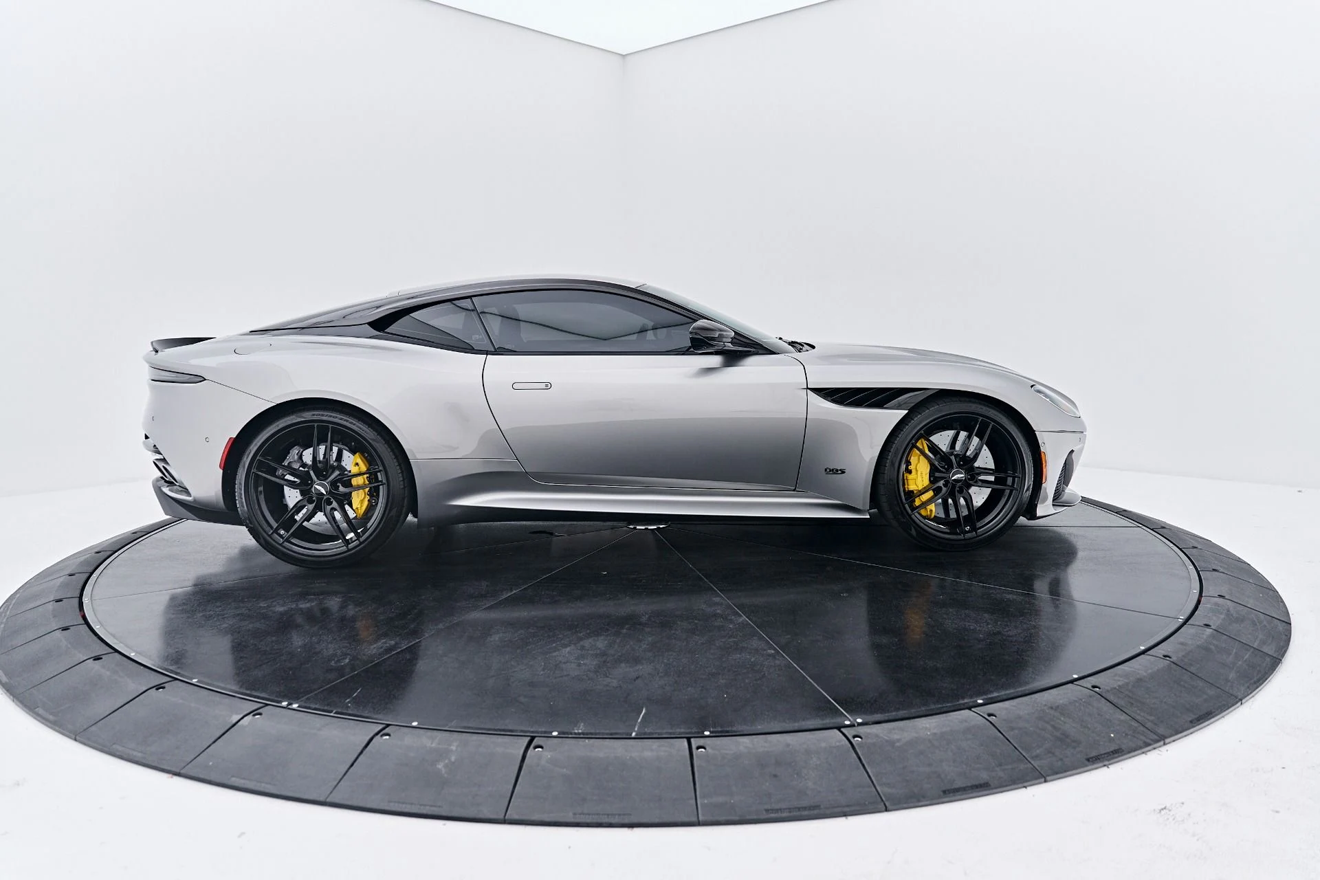 mph013_772101129_Used_2023_Aston_Martin_DBS_1790369844_f852873fad
