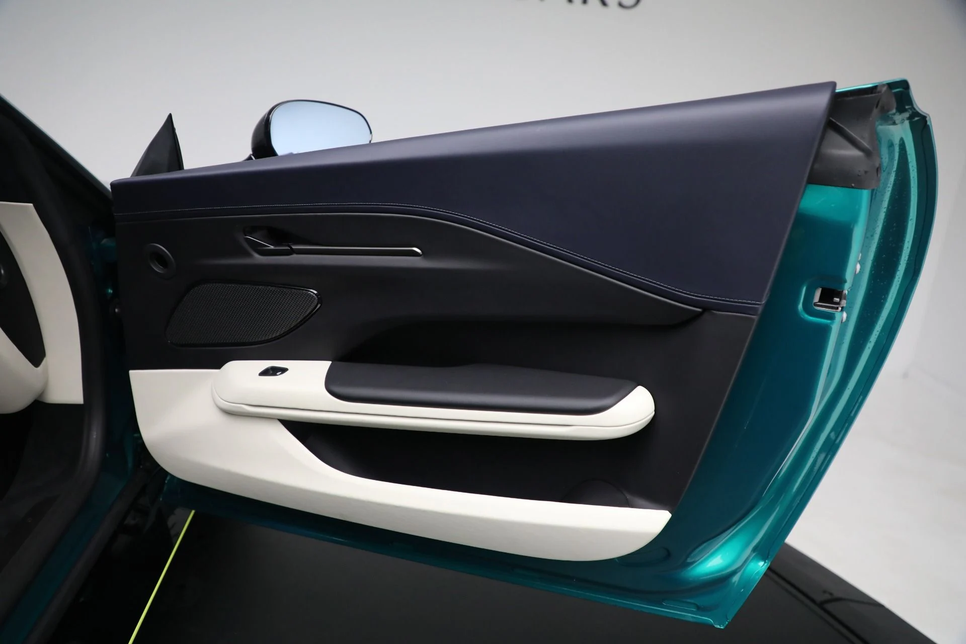 mph013_790316361_New_2025_Aston_Martin_Vantage_b7ea1204ca