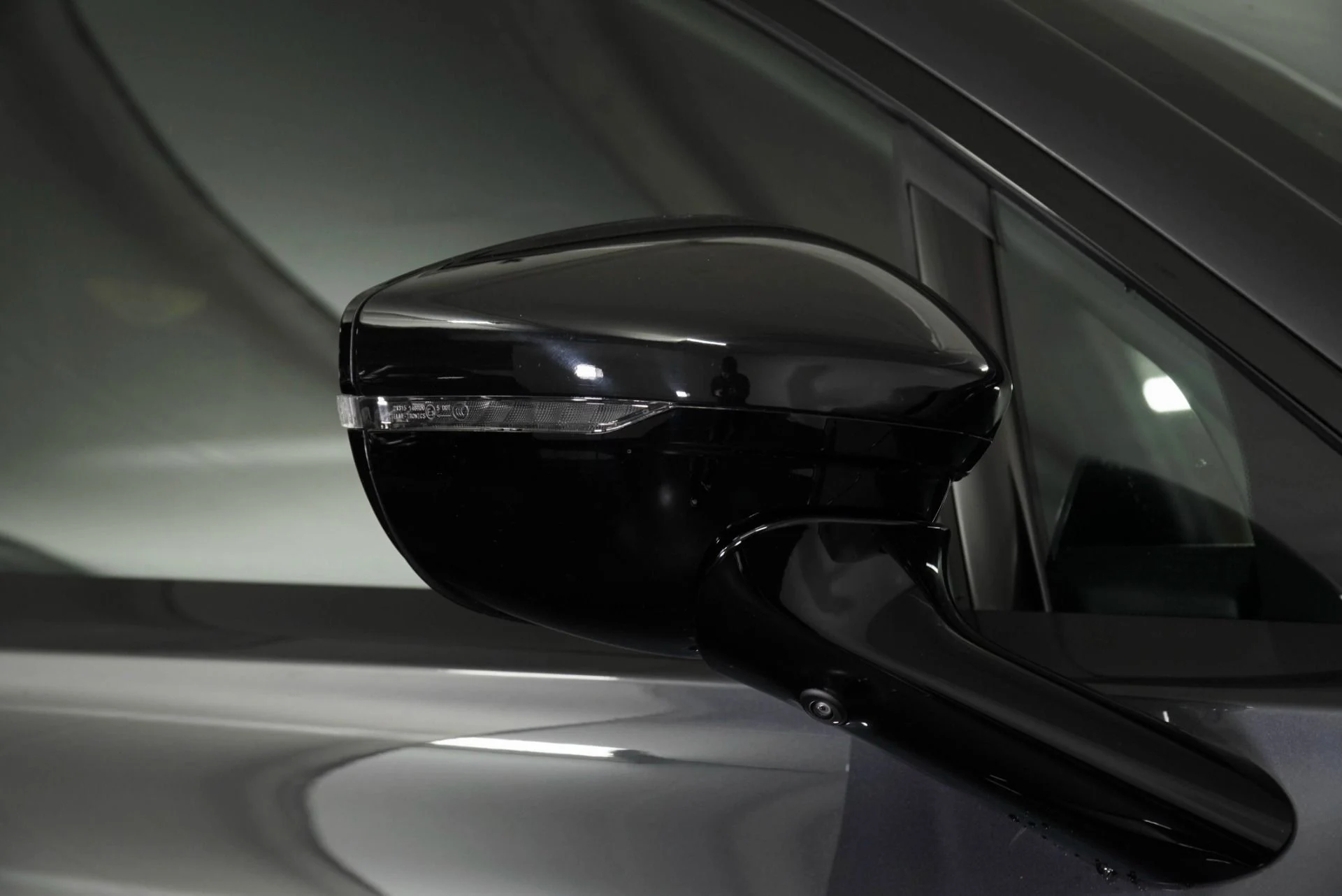 mph013_806444705_New_2026_Aston_Martin_DBX_707_1771009088_5f0019f377