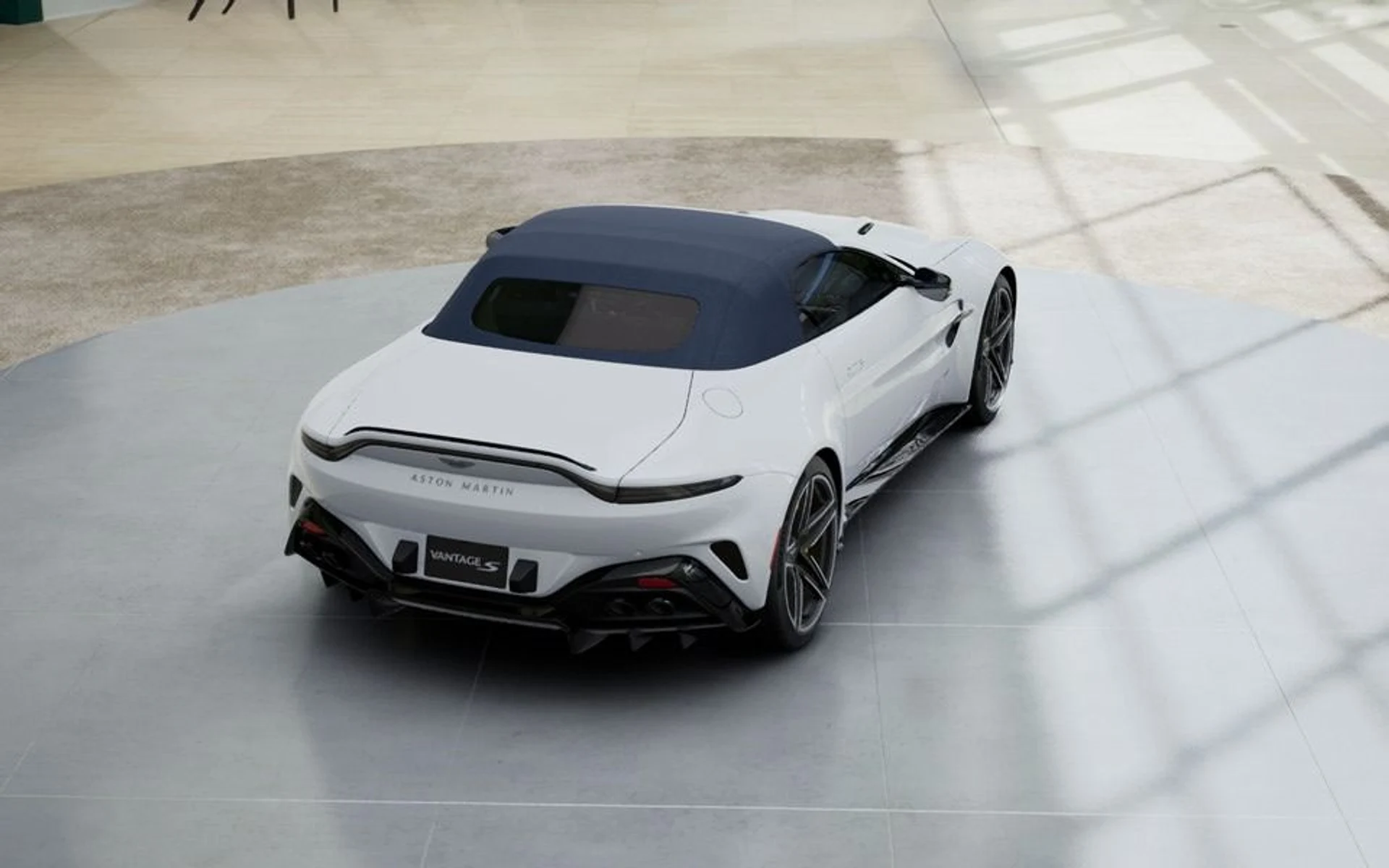 mph013_81135792_New_2027_Aston_Martin_Vantage_S_Roadster_In_Transit_3041fb21cf