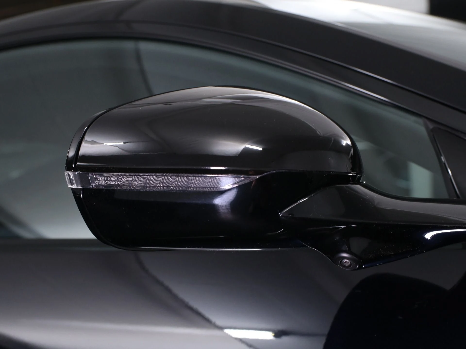 mph013_84112787_New_2025_Aston_Martin_DBX_707_1758482497_0f5774883f