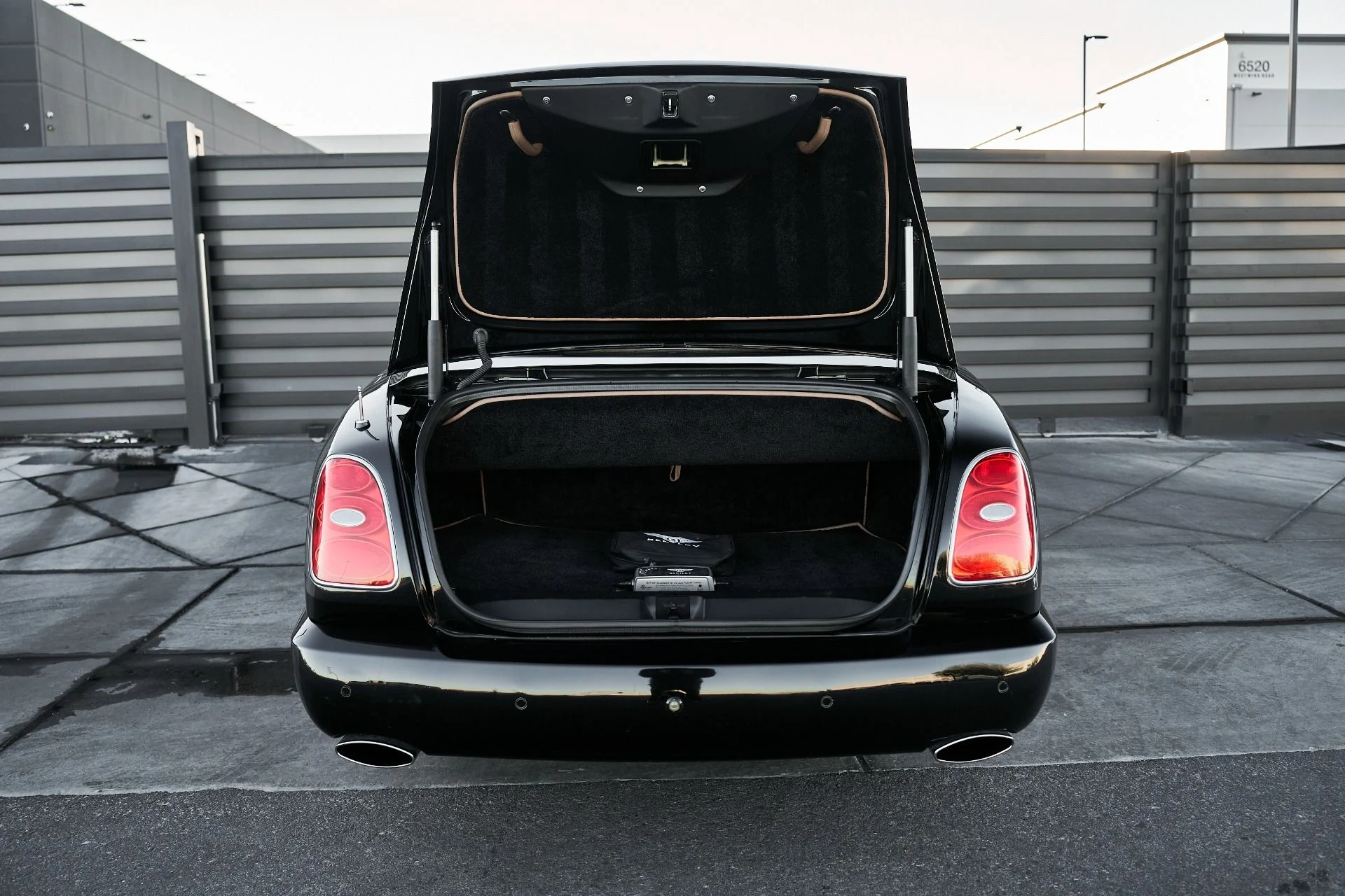 mph013_841630246_Used_2009_Bentley_Azure_Base_1765906118_10994dbb95