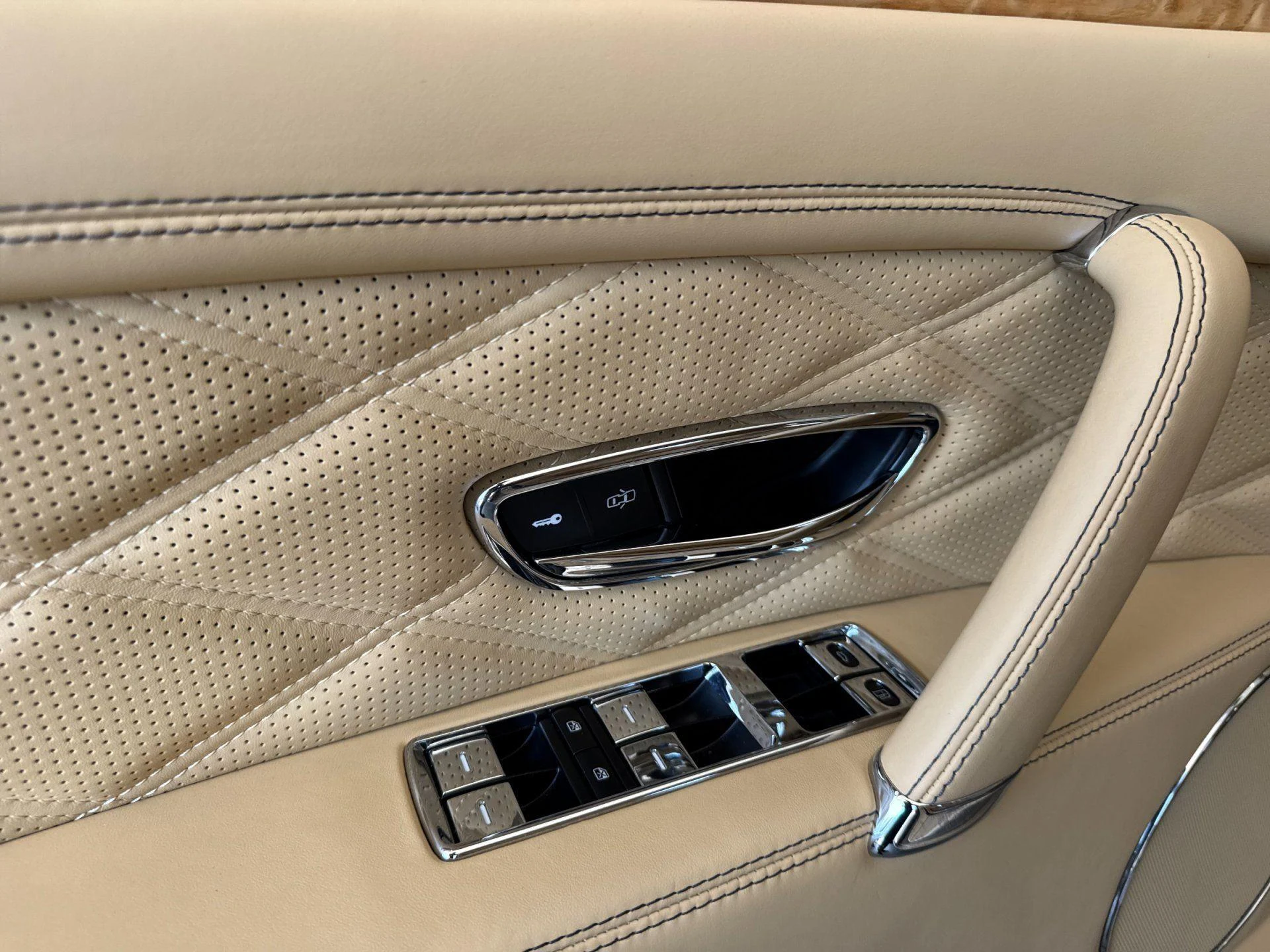 mph013_84836626_Used_2014_Bentley_Flying_Spur_1786111342_8b82bf9e82