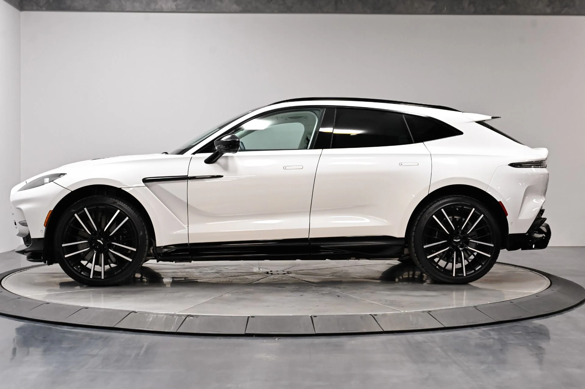 mph013_859933482_Used_2023_Aston_Martin_DBX_707_1791313494_4634548962