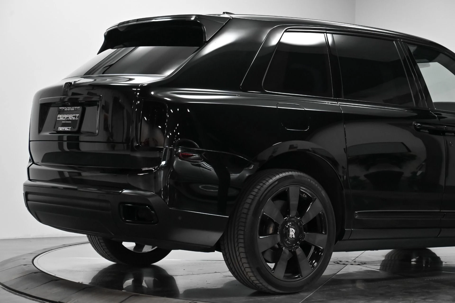 mph013_865496546_Used_2019_Rolls_Royce_Cullinan_1761408905_4bfa7d1b94