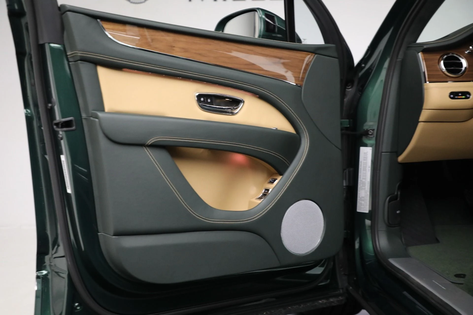 mph013_896408370_New_2025_Bentley_Bentayga_V8_1d2303065f