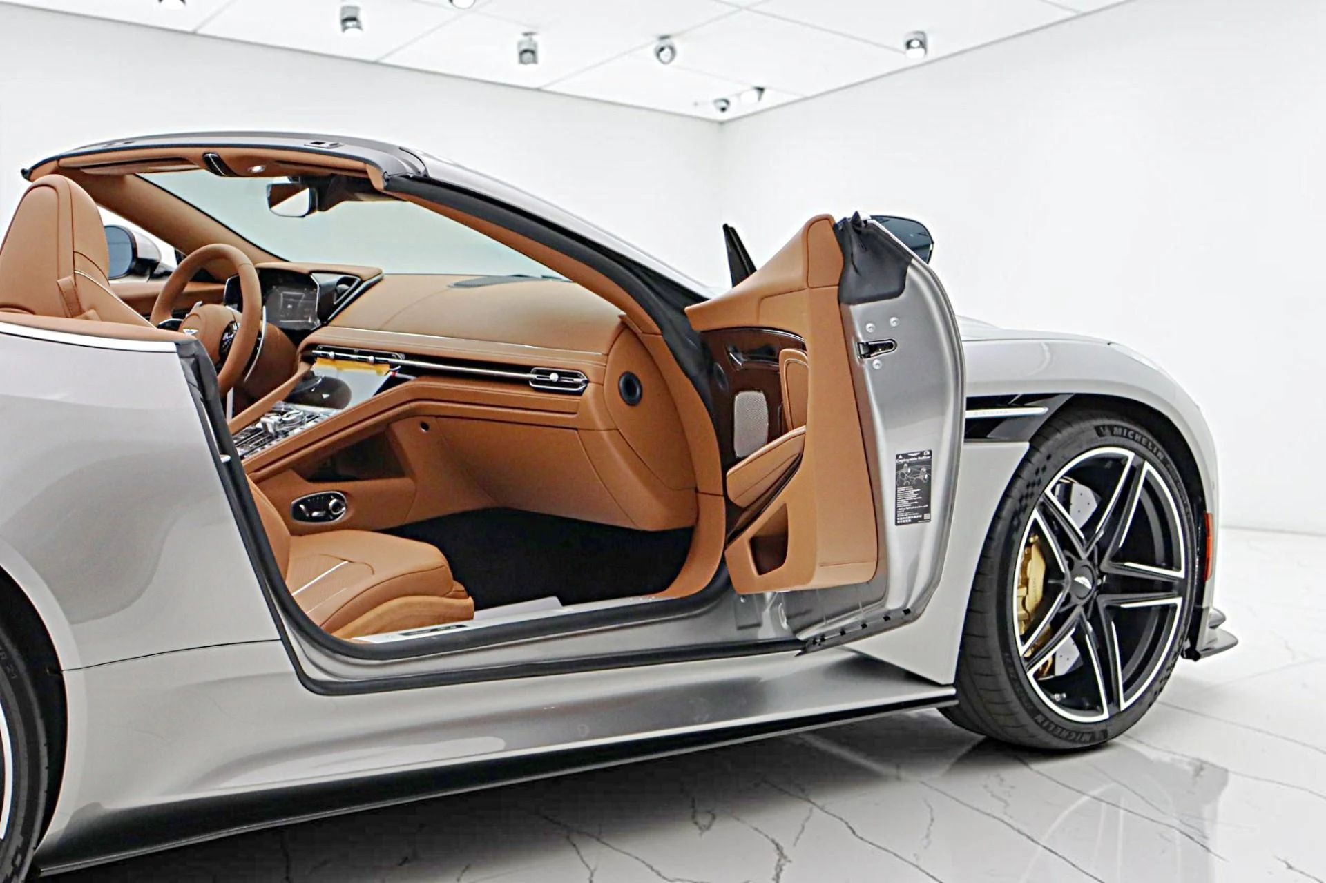 mph013_898401910_New_2026_Aston_Martin_DB_12_S_Volante_d2cf997ebf