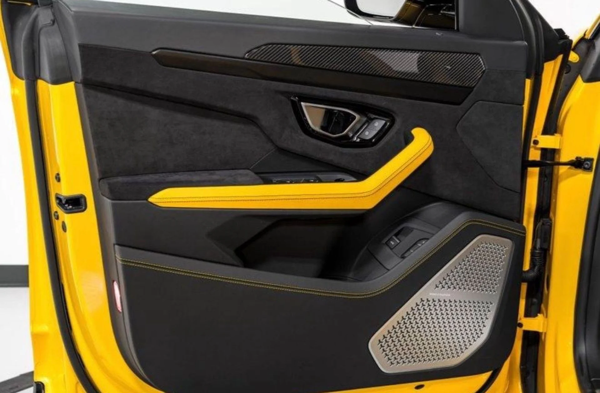 mph013_898575837_Used_2021_Lamborghini_Urus_1769032742_883b4576a6