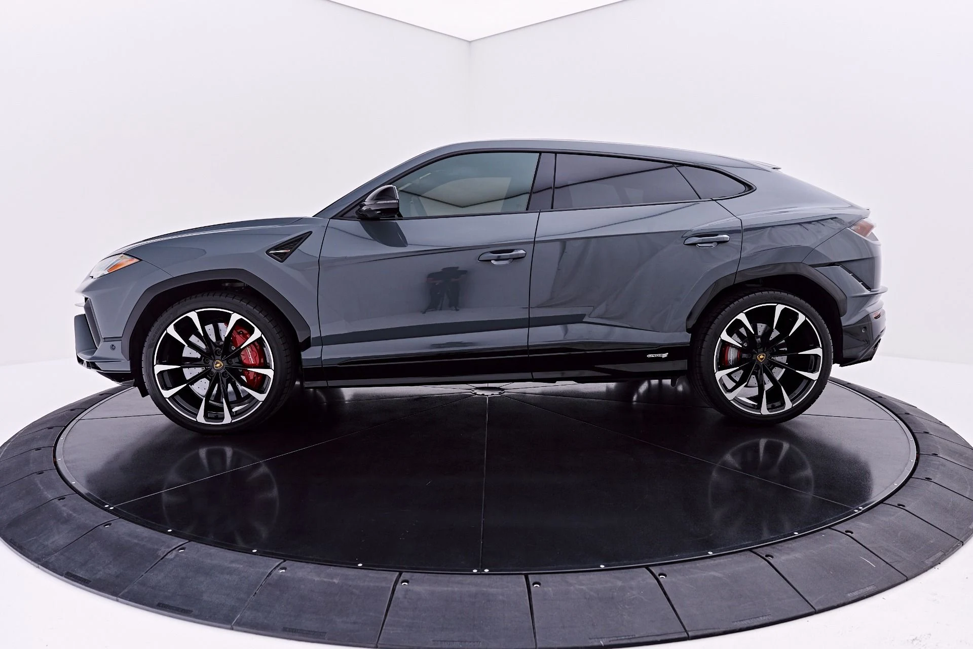 mph013_9000137_Used_2023_Lamborghini_Urus_S_1783036895_0f9c259273