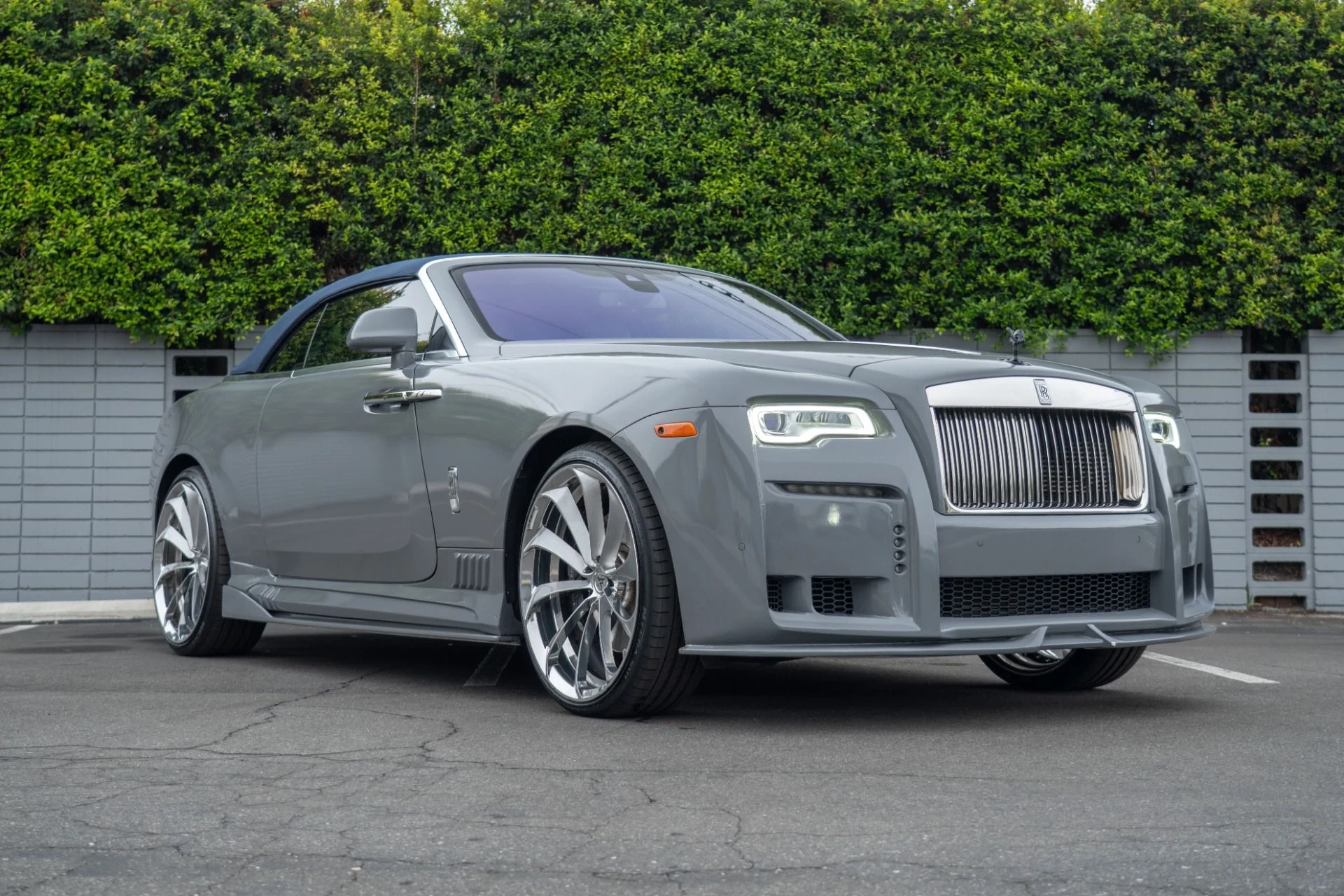 mph013_904192431_Used_2017_Rolls_Royce_Dawn_1759961826_7f2e87a8ce