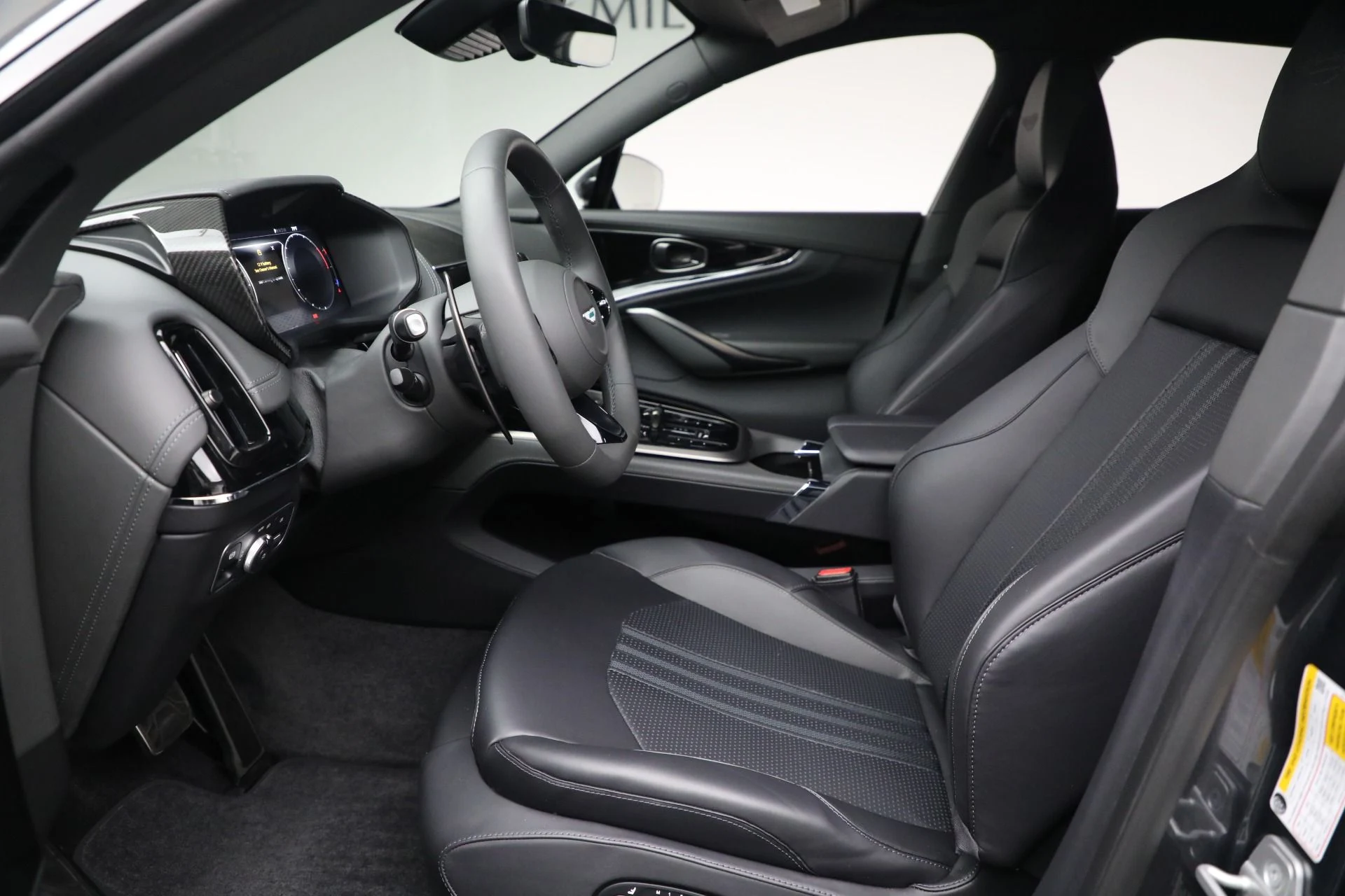 mph013_915612316_New_2025_Aston_Martin_DBX_707_695e9375d5