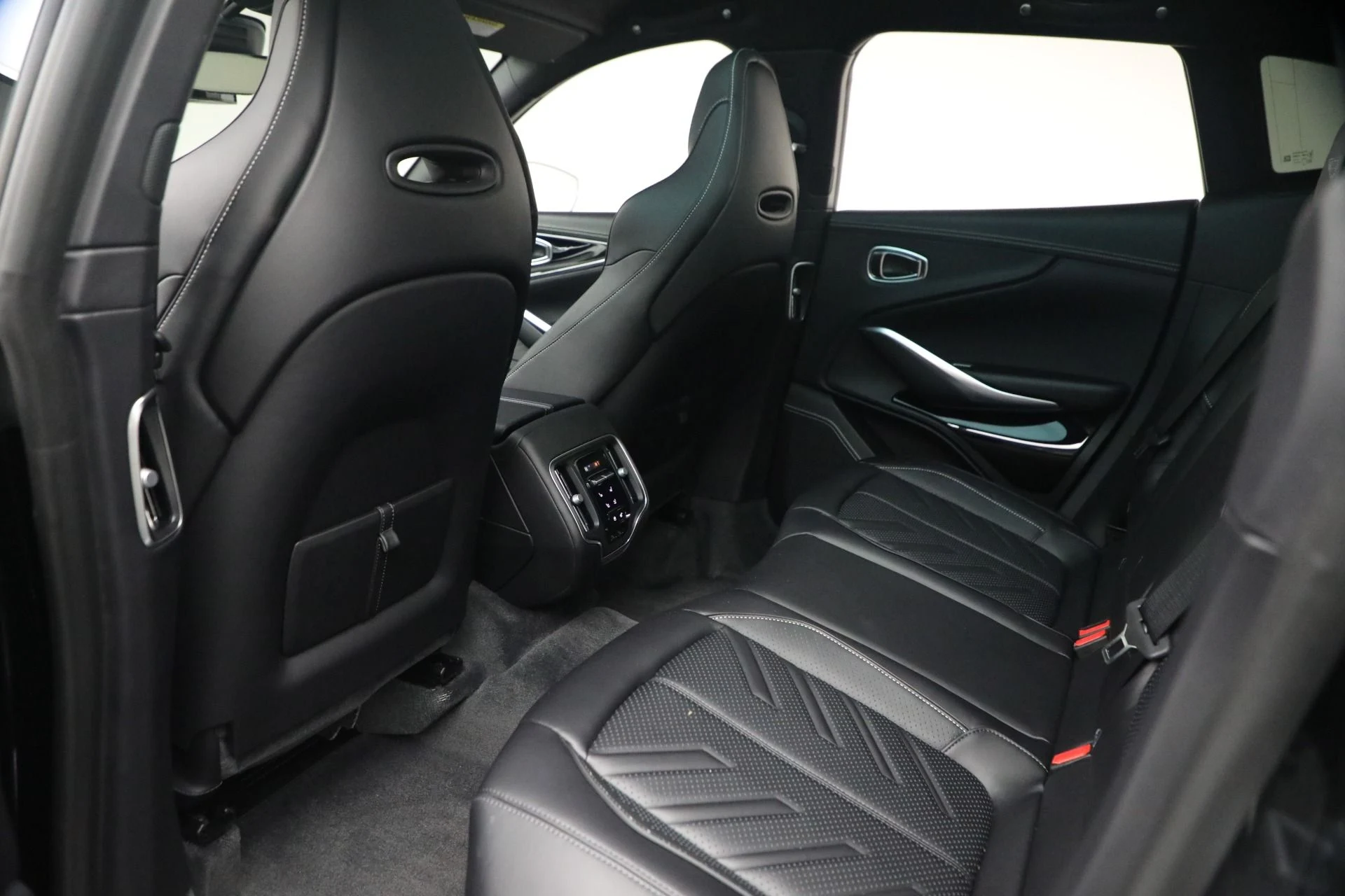 mph013_925718018_New_2026_Aston_Martin_DBX_S_1771452584_7bf0744fd3