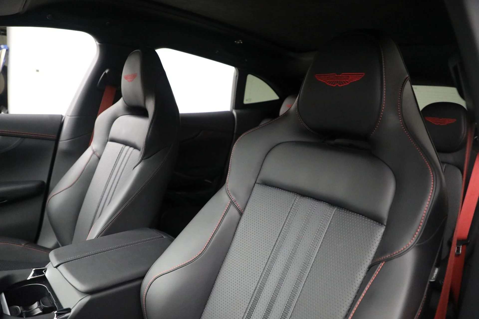 mph013_94091754_New_2025_Aston_Martin_DBX_707_8346220ede