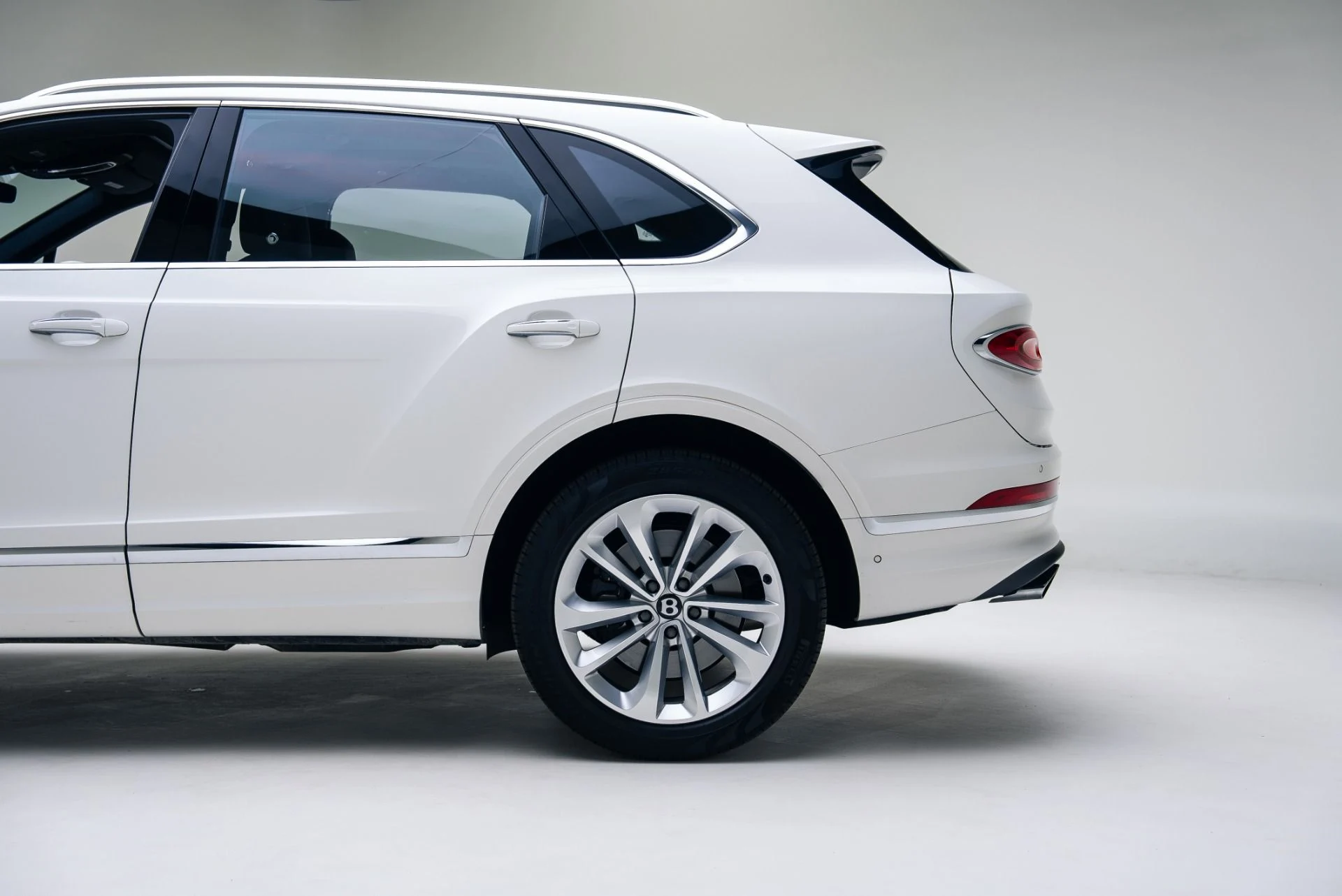 mph013_942611814_Used_2024_Bentley_Bentayga_V8_1765307017_cebd886ae6