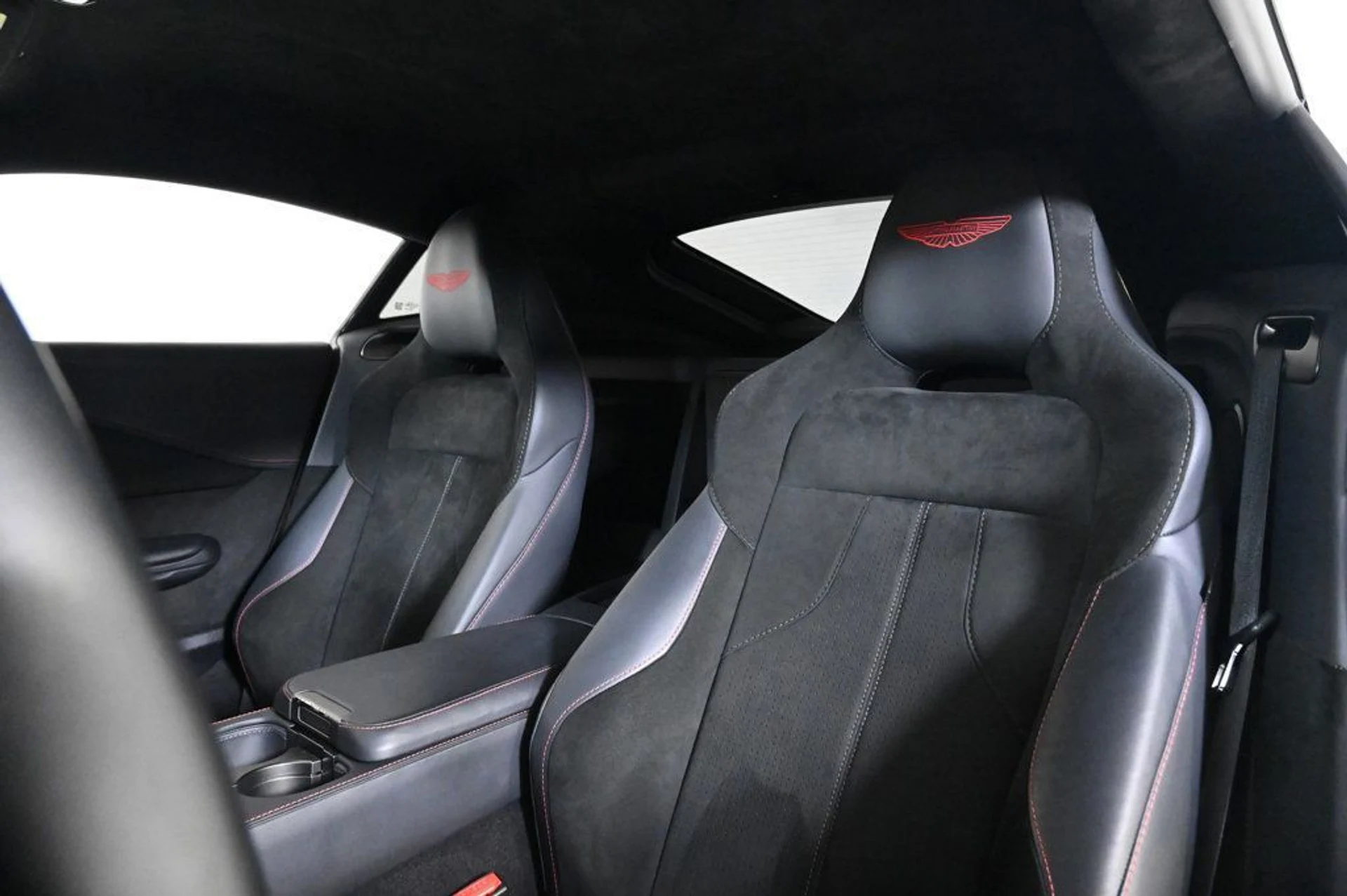 mph013_944598416_used_2025_aston_martin_vantage_base_11350_22975162_13_1024_948a7530b8