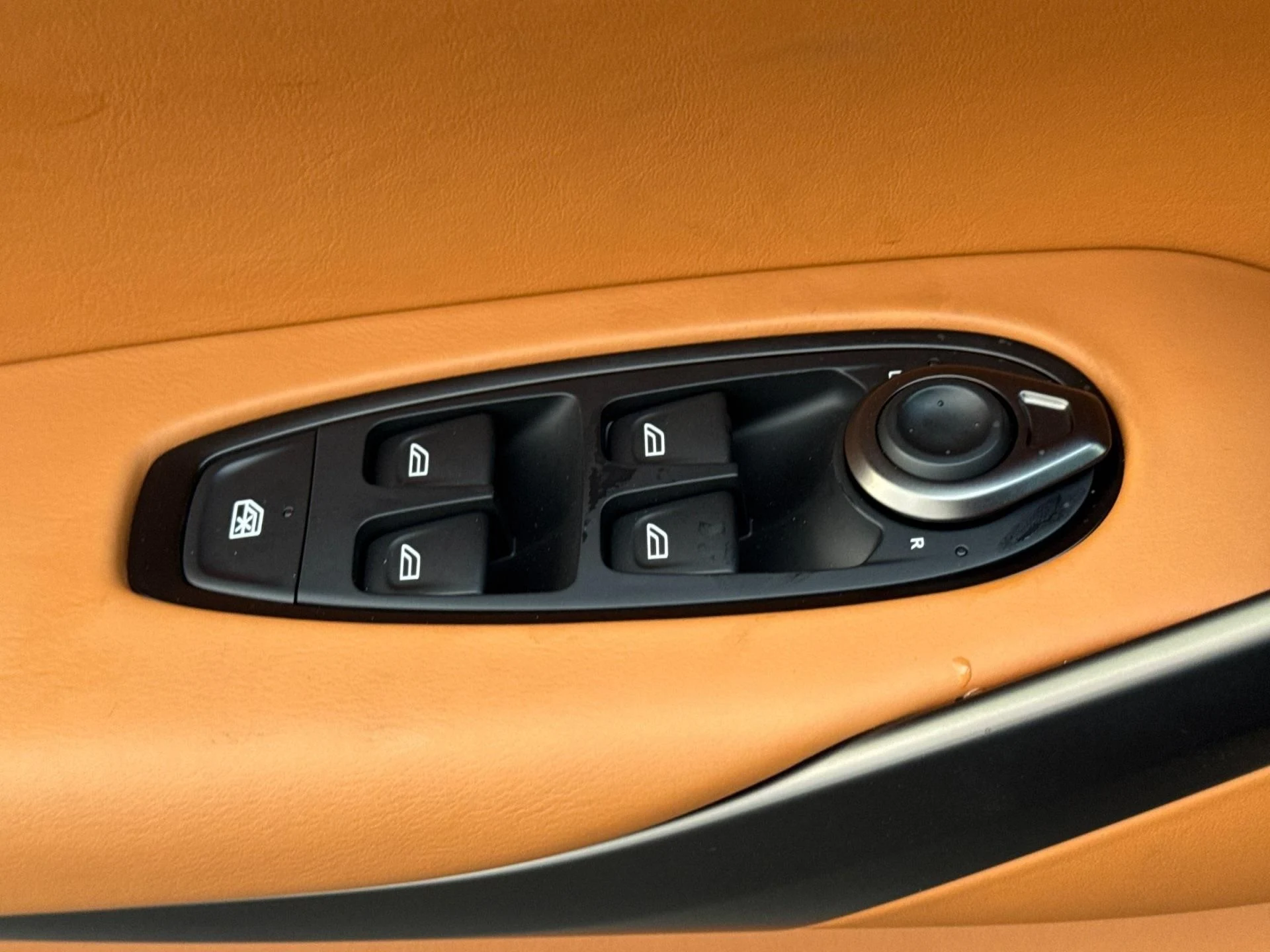 mph013_958408393_New_2026_Aston_Martin_DBX_707_1767798691_95fb50b9fc