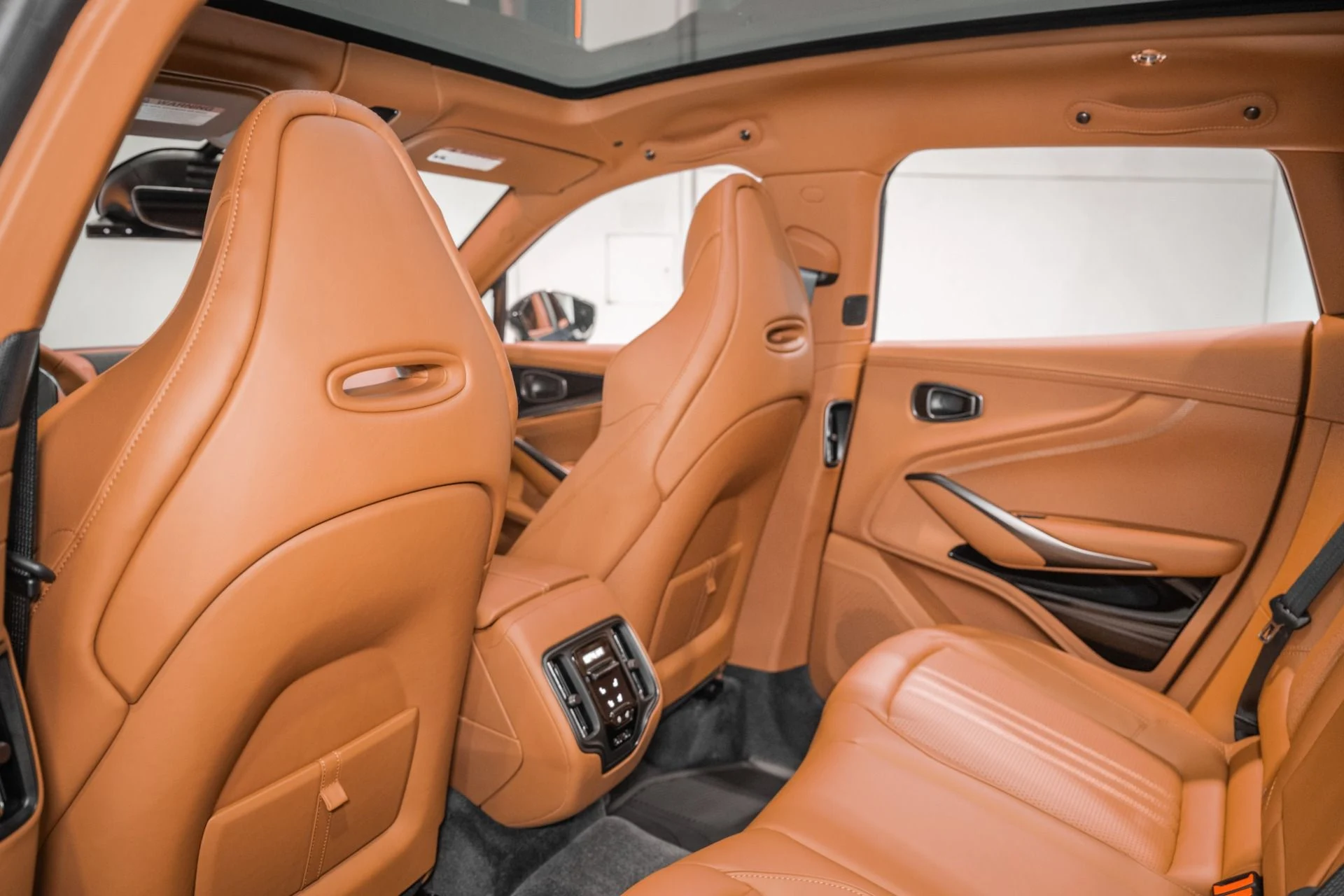 mph013_961471629_New_2026_Aston_Martin_DBX_707_1780939775_2120a30ce6