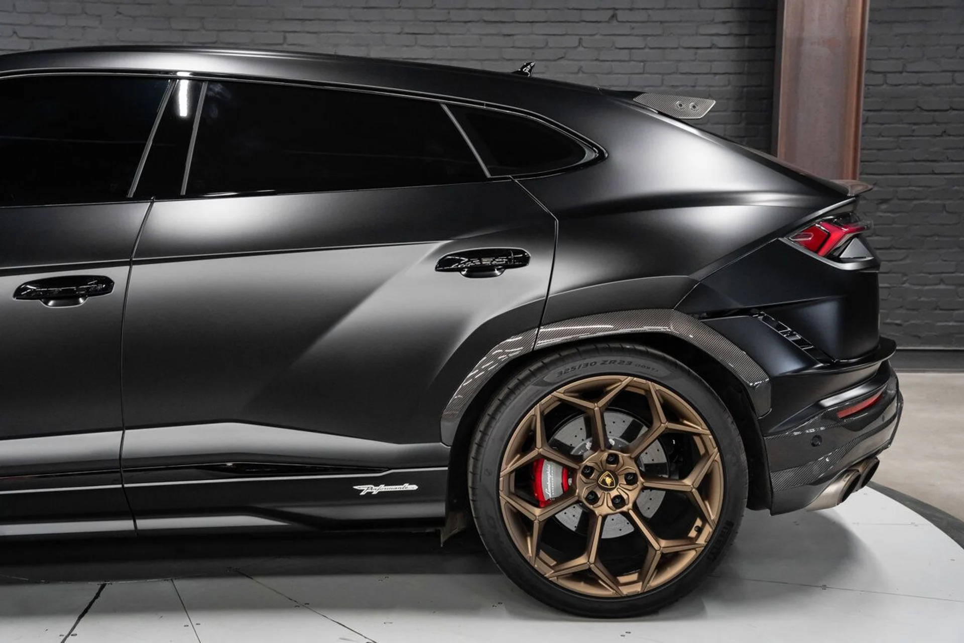 mph013_978500403_lamborghini_urus_2023_5b3bf45118