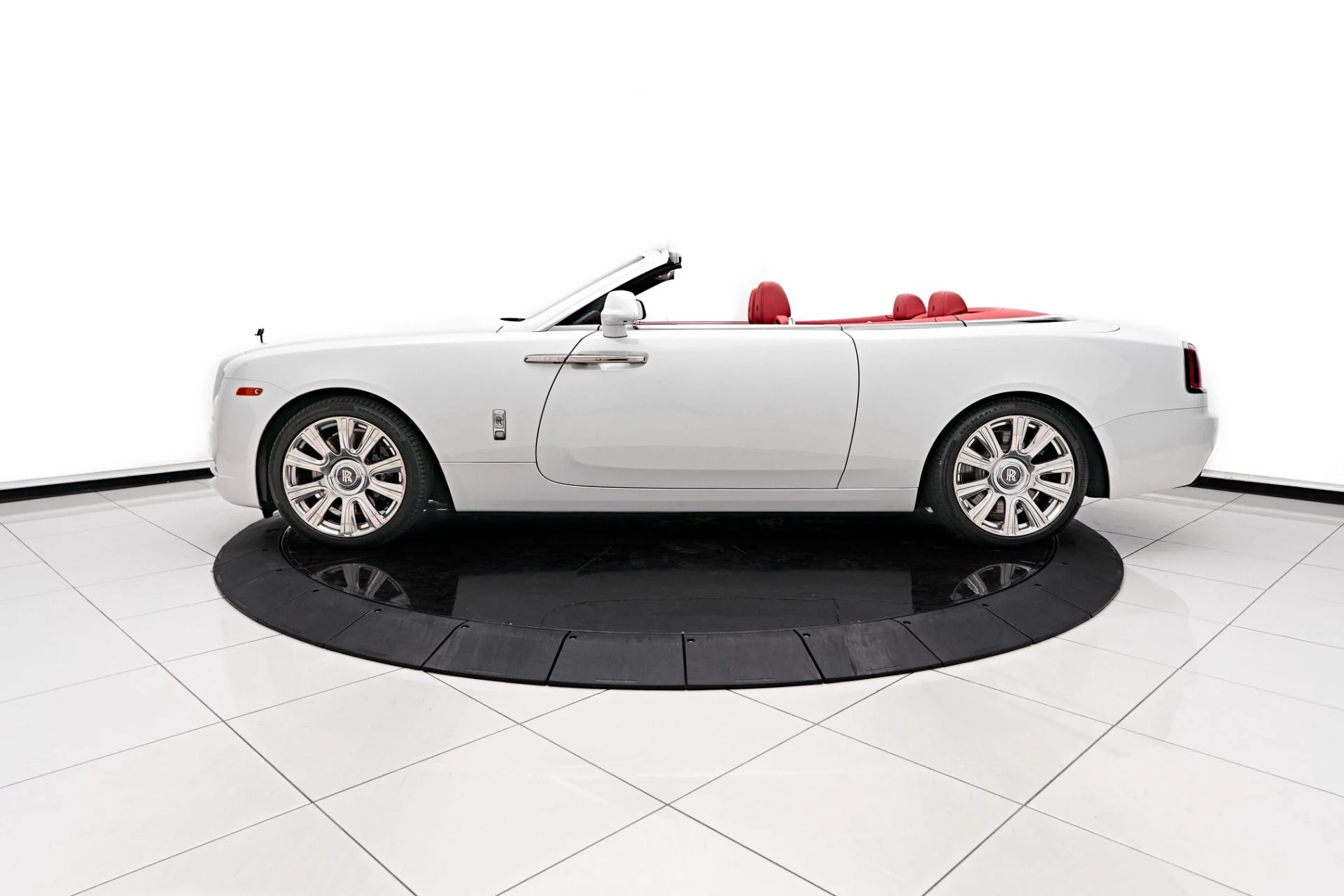 mph013_981778093_Used_2018_Rolls_Royce_Dawn_Base_1722633895_9de2fbcfcb