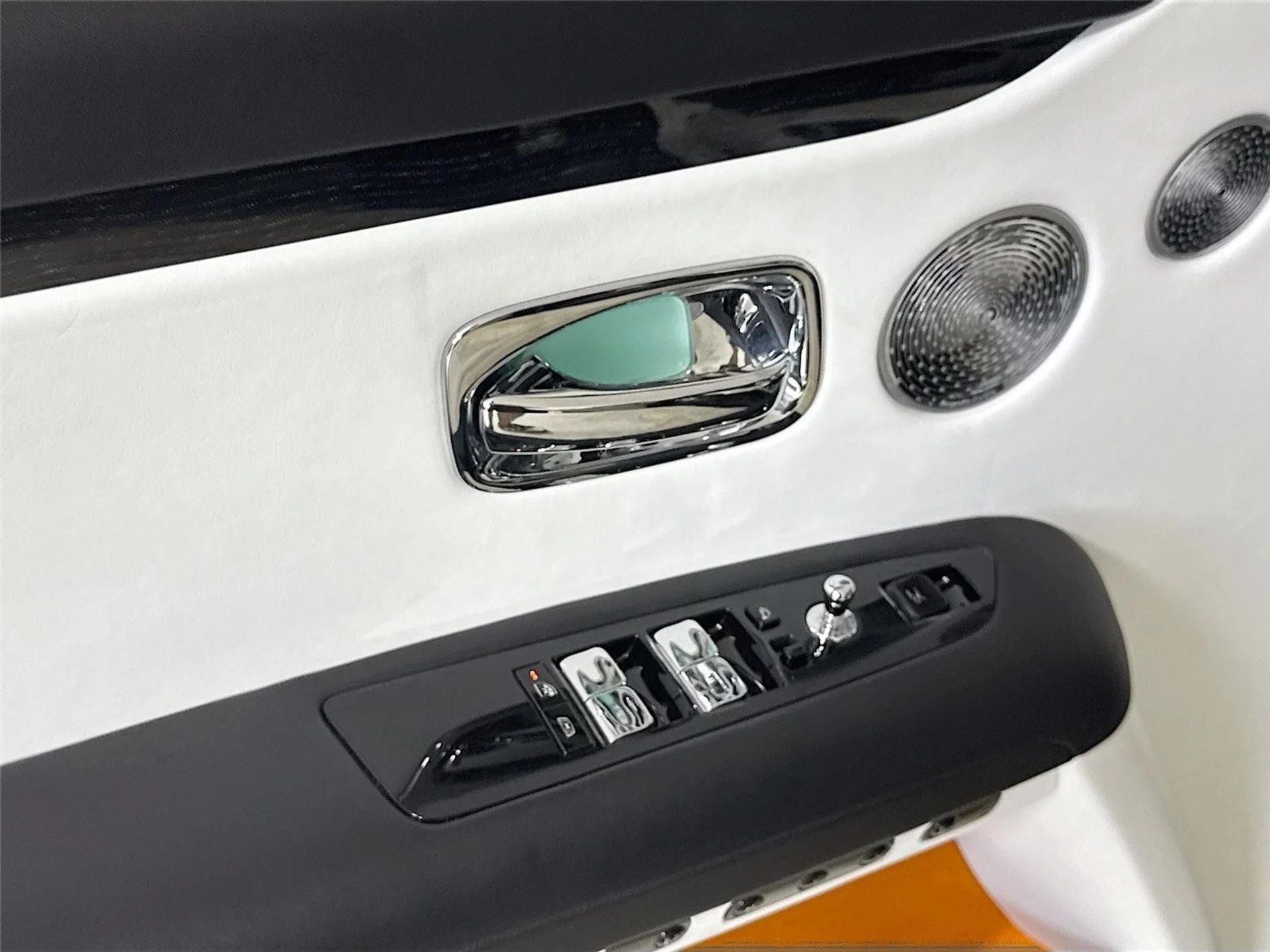 mph014_1005176856_49c7c4a7e3a11b14c3edec3ec924591a_9afad8c520