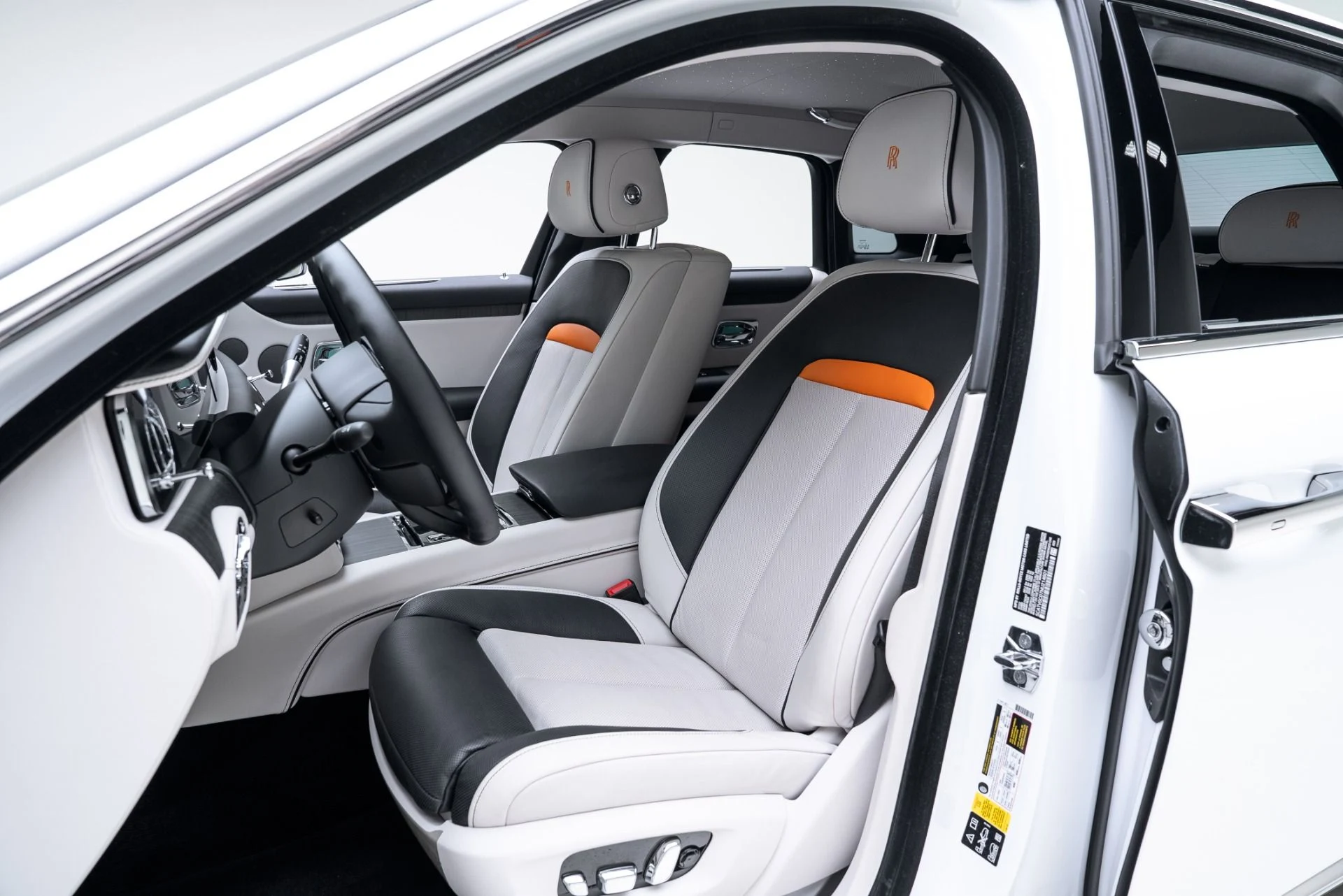 mph014_1040644348_Used_2022_Rolls_Royce_Ghost_1775153205_f9d3ab5bea