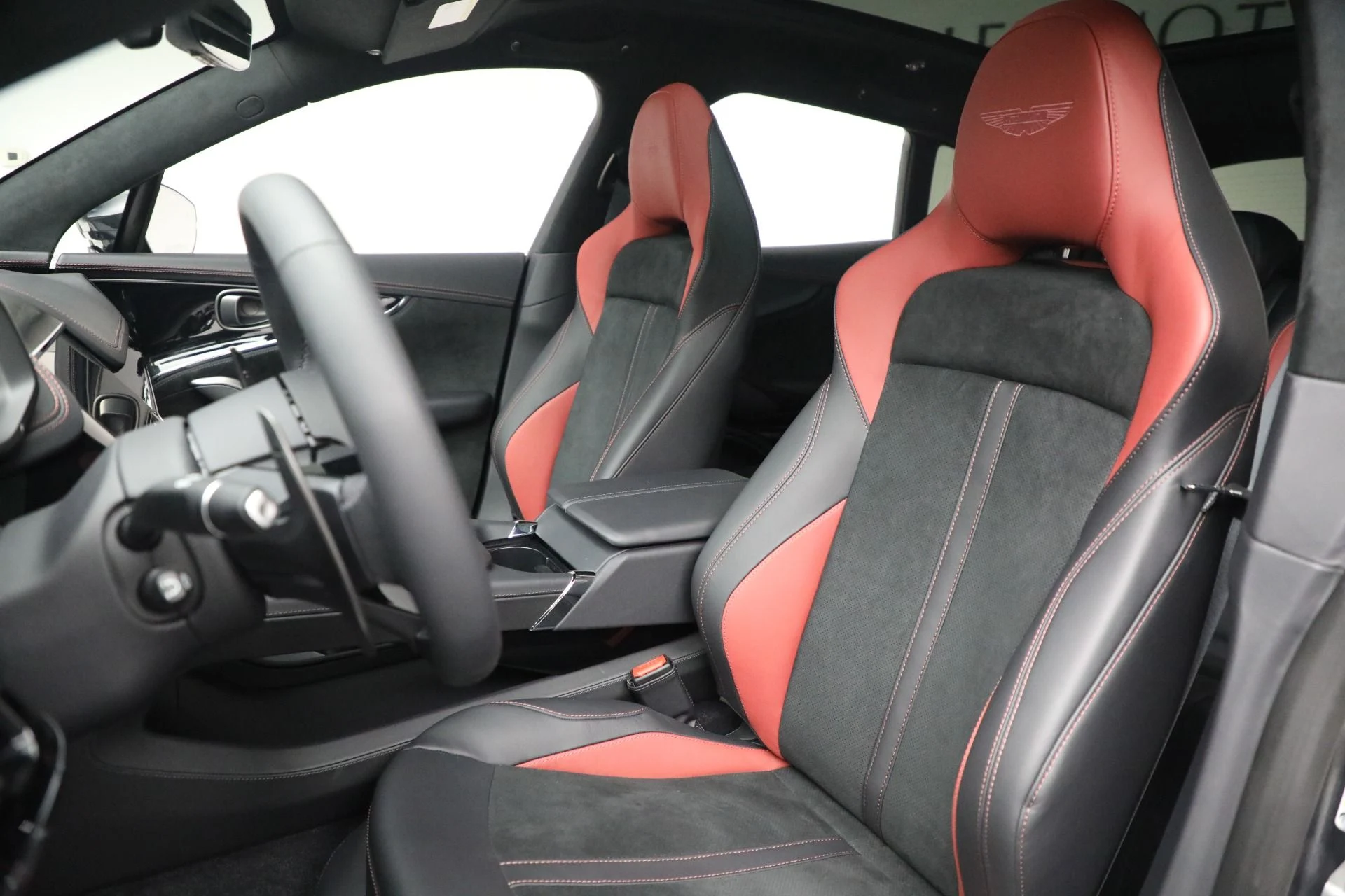 mph014_1054462145_New_2025_Aston_Martin_DBX_707_707_ff464a6cc0