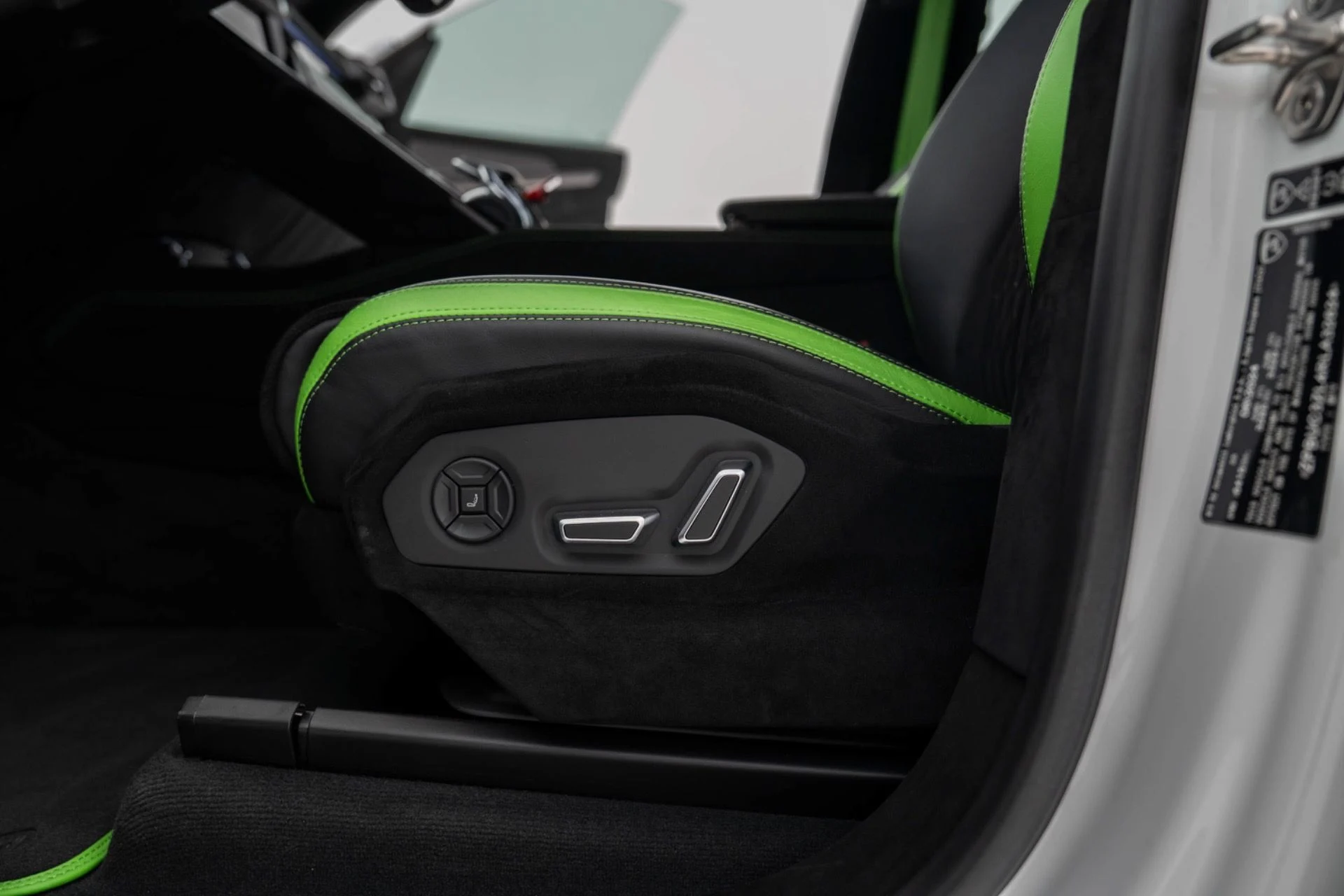 mph014_1055137655_Used_2024_Lamborghini_Urus_Performante_1775674451_ebd1ddae12