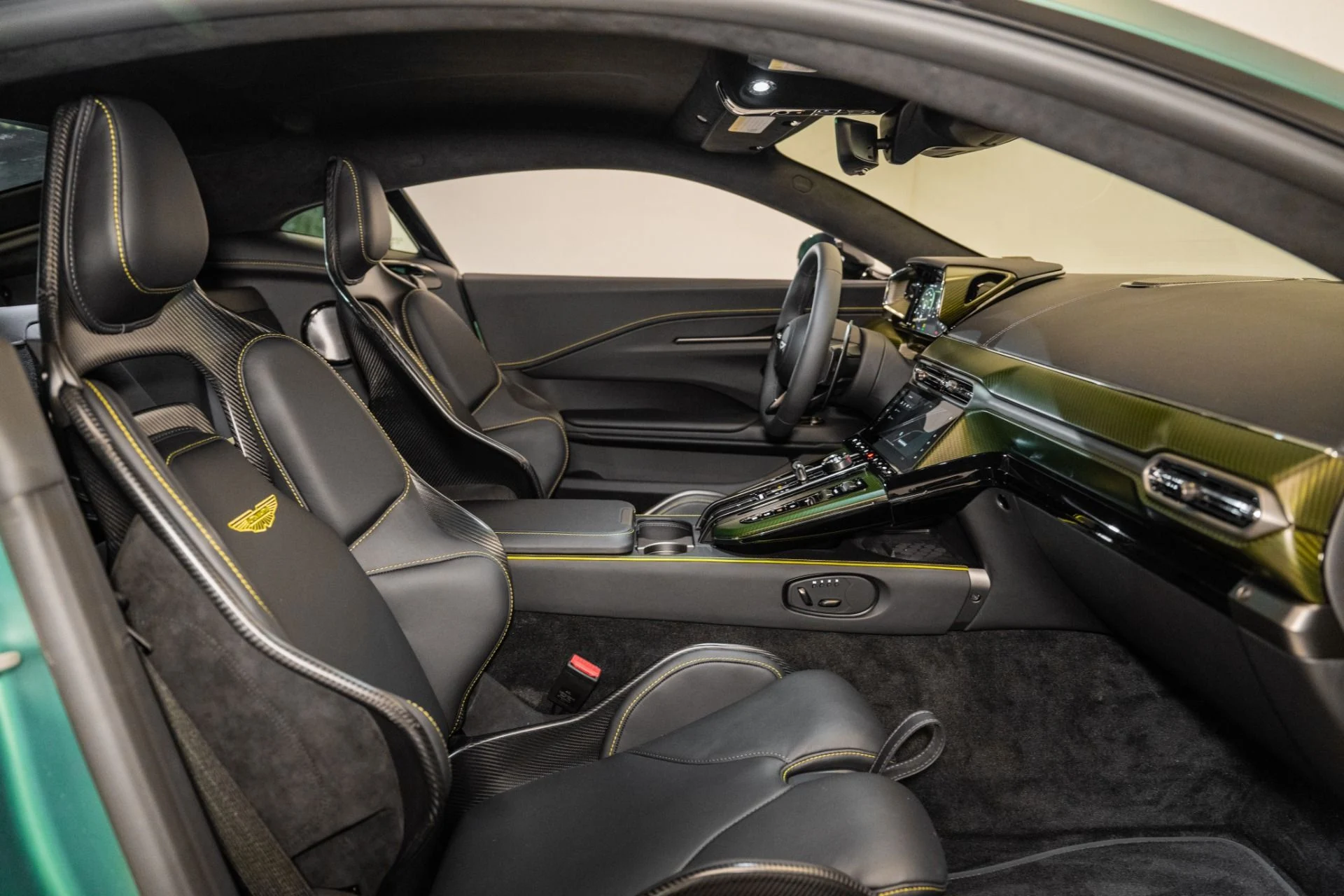 mph014_1056884491_Used_2025_Aston_Martin_Vantage_Coupe_1734713589_e266d57d29