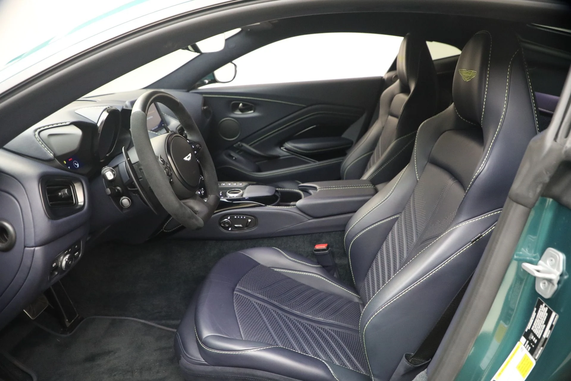 mph014_1064747869_Used_2023_Aston_Martin_Vantage_V12_1777723504_691174dc8d