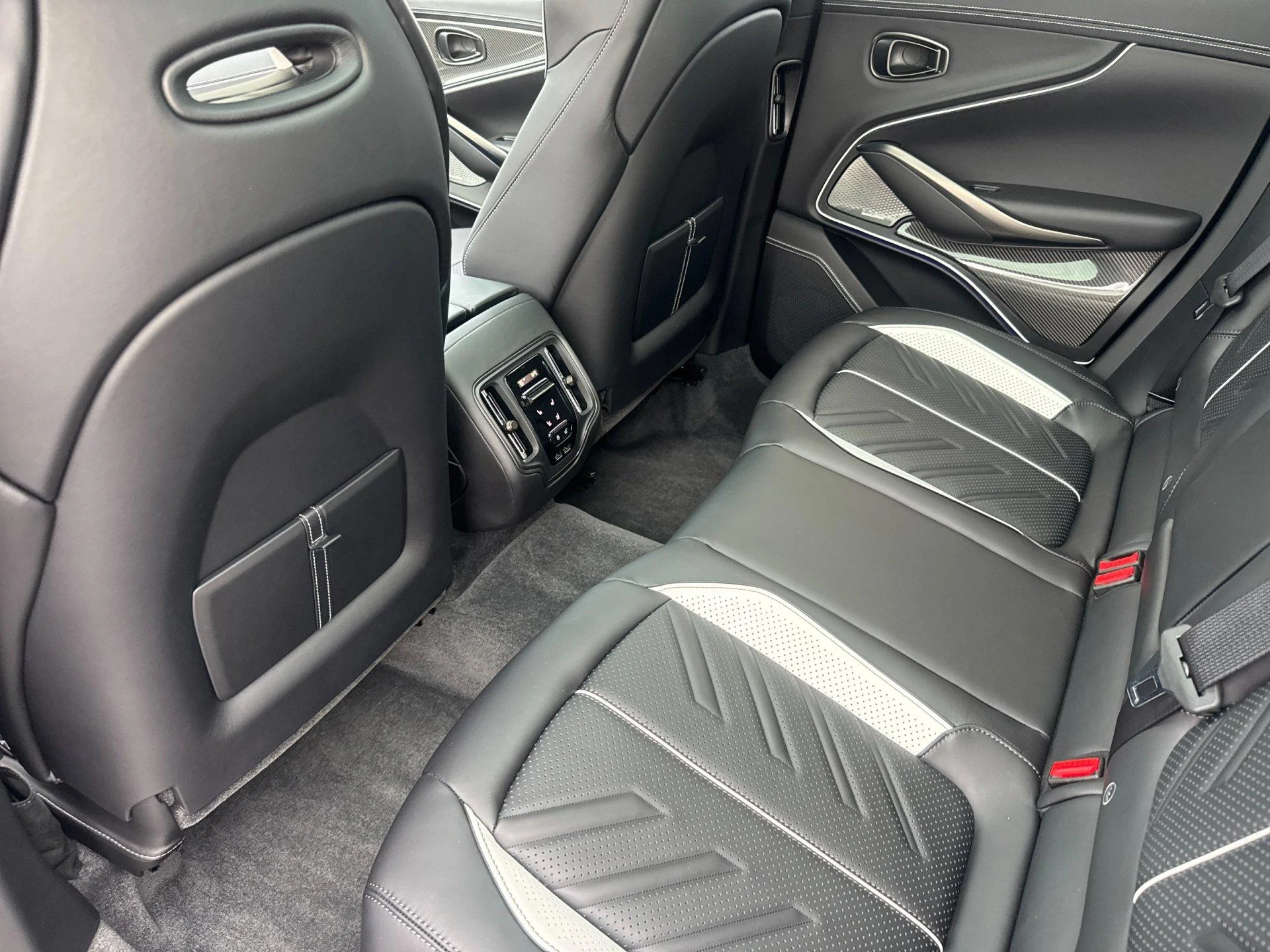 mph014_1066288190_New_2026_Aston_Martin_DBX_S_1793357267_ba88fbffaa