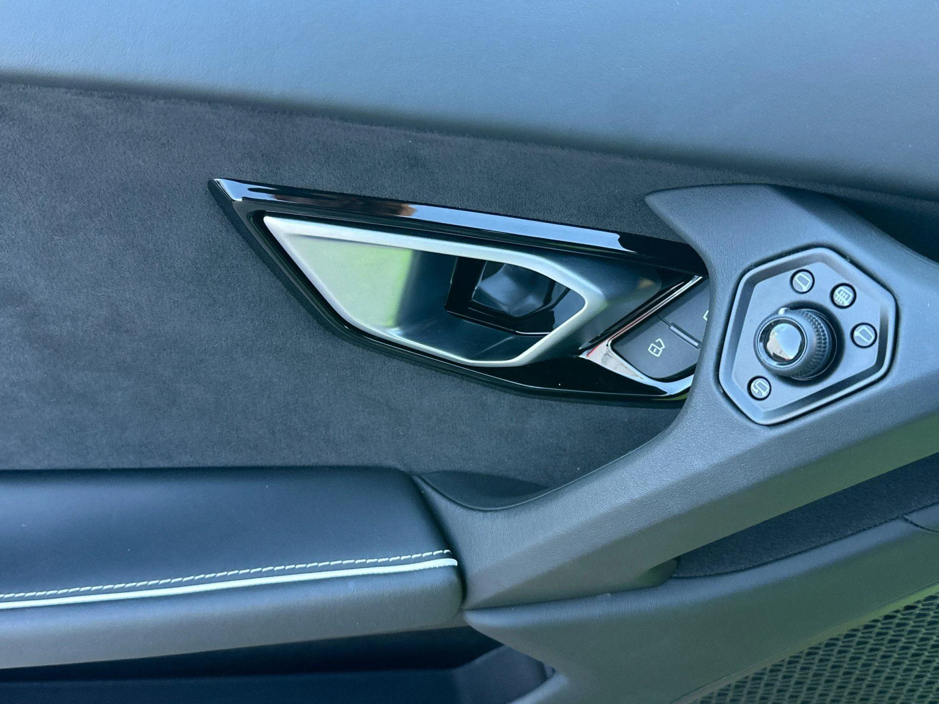 mph014_1074678741_Used_2020_Lamborghini_Huracan_EVO_1772634306_d229a7d367