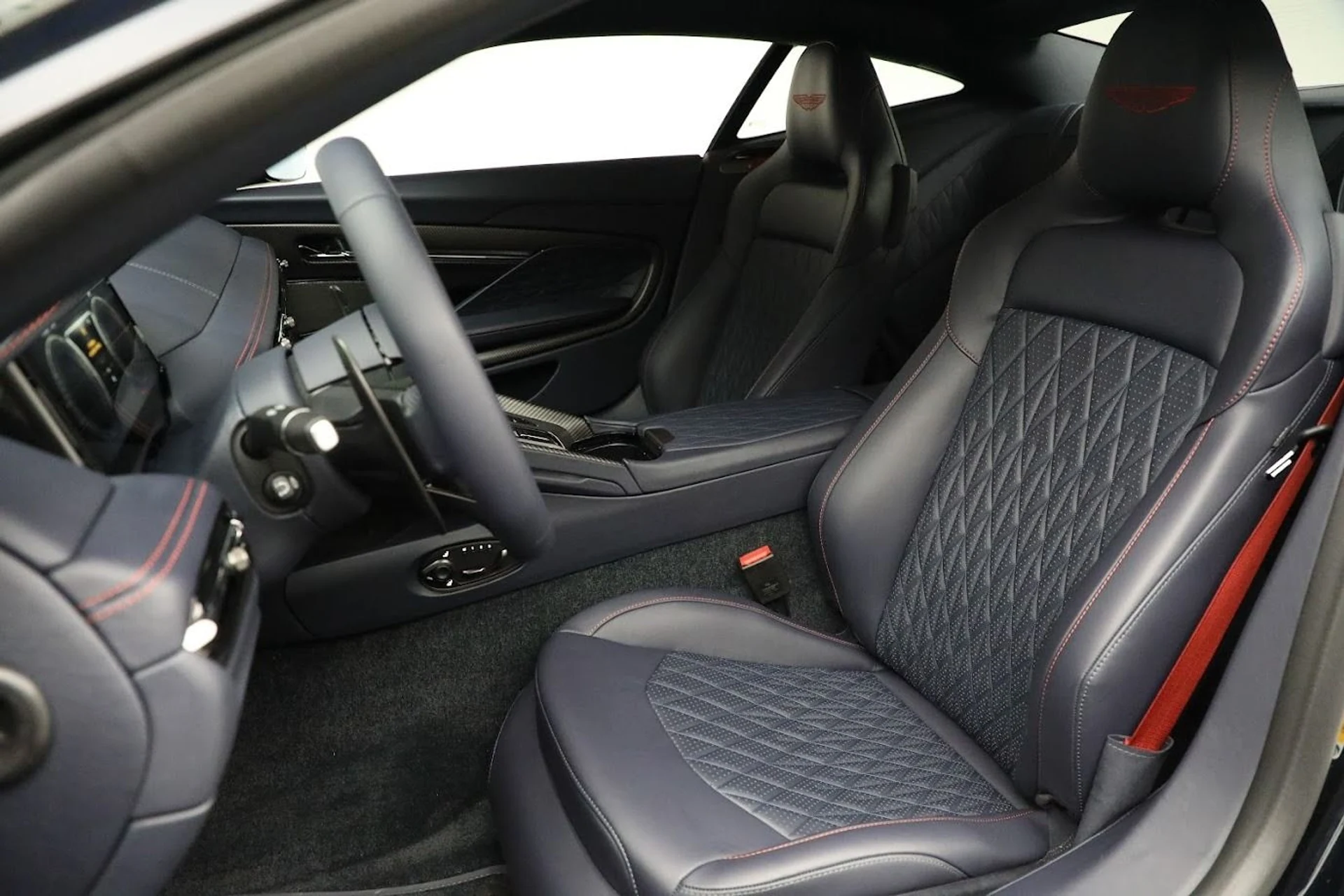 mph014_1087512069_Used_2024_Aston_Martin_DB_12_V8_15353d0f32